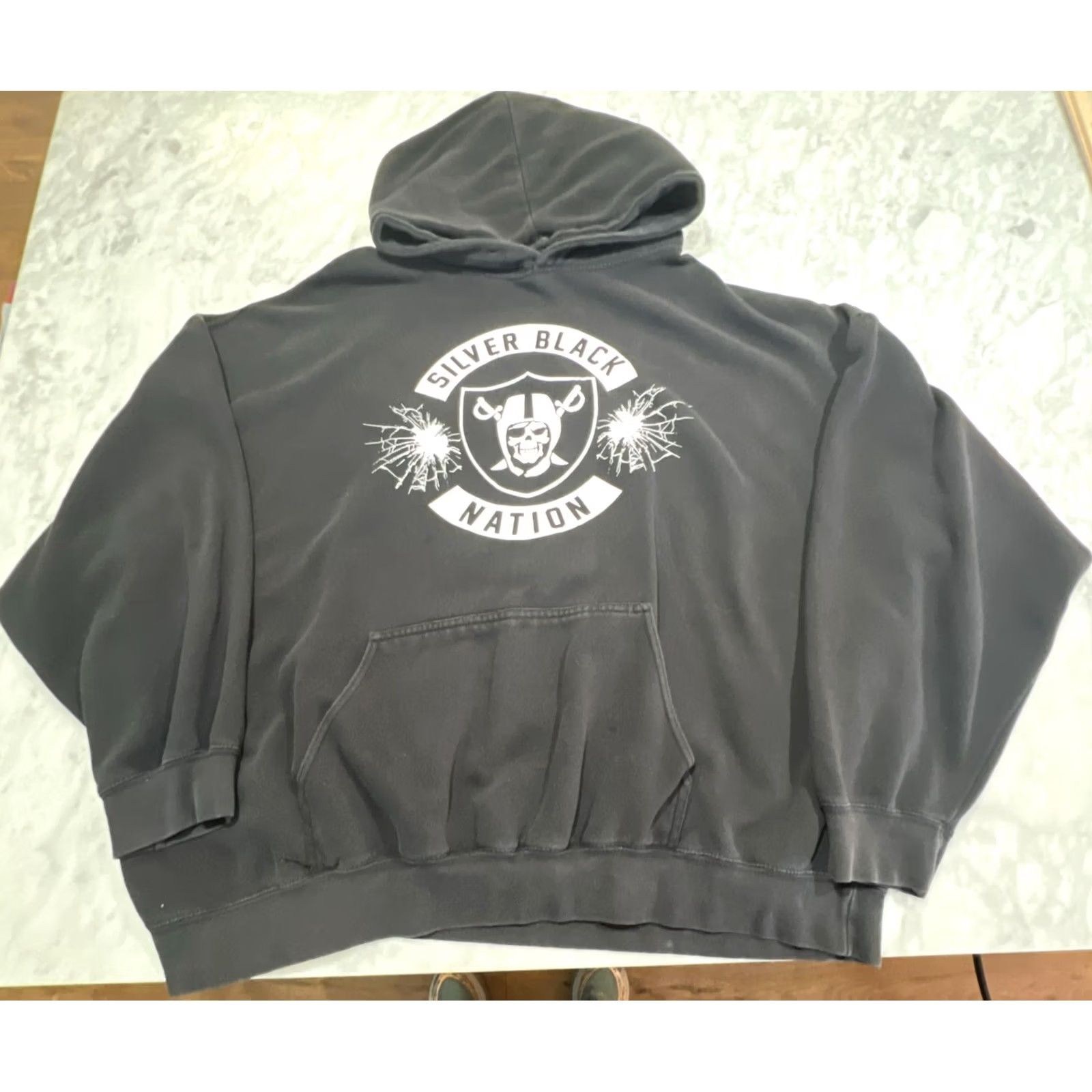 NFL Raider Black Silver Nation Chuckie Sweatshirt Men 2XL Hoodie NFL Graphics Faded Pullover Size US XXL / EU 58 / 5 - 5 Thumbnail
