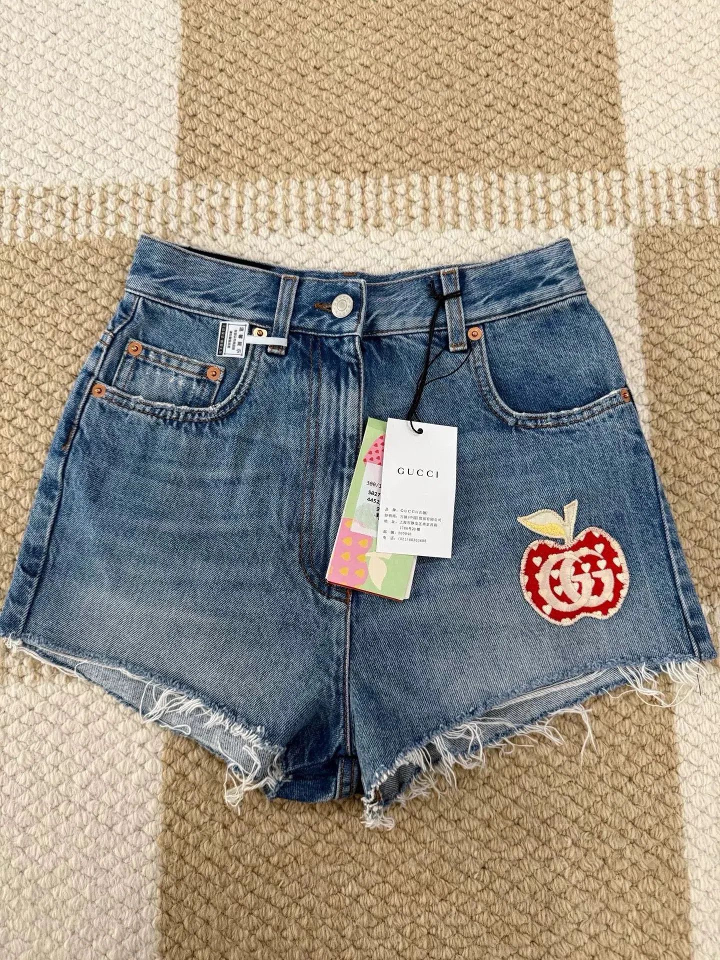 Gucci Gucci Embroidered Apple Denim Shorts. Size 25" / US 0 / IT 36 - 1 Thumbnail