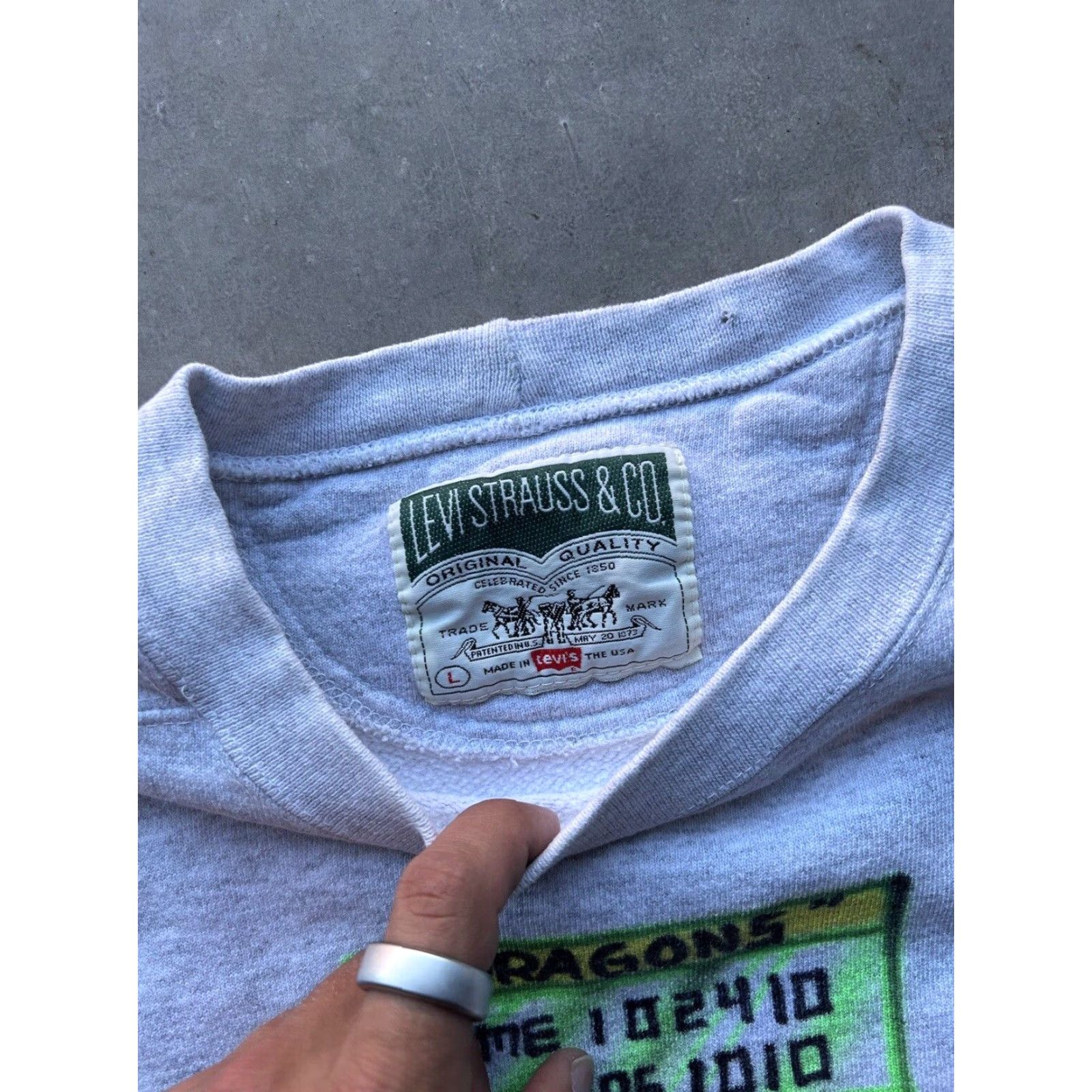 Levi's VINTAGE Levi's 90s Heather Gray Graphic Crewneck Sweatshirt Mens Large USA Made Size US L / EU 52-54 / 3 - 3 Thumbnail