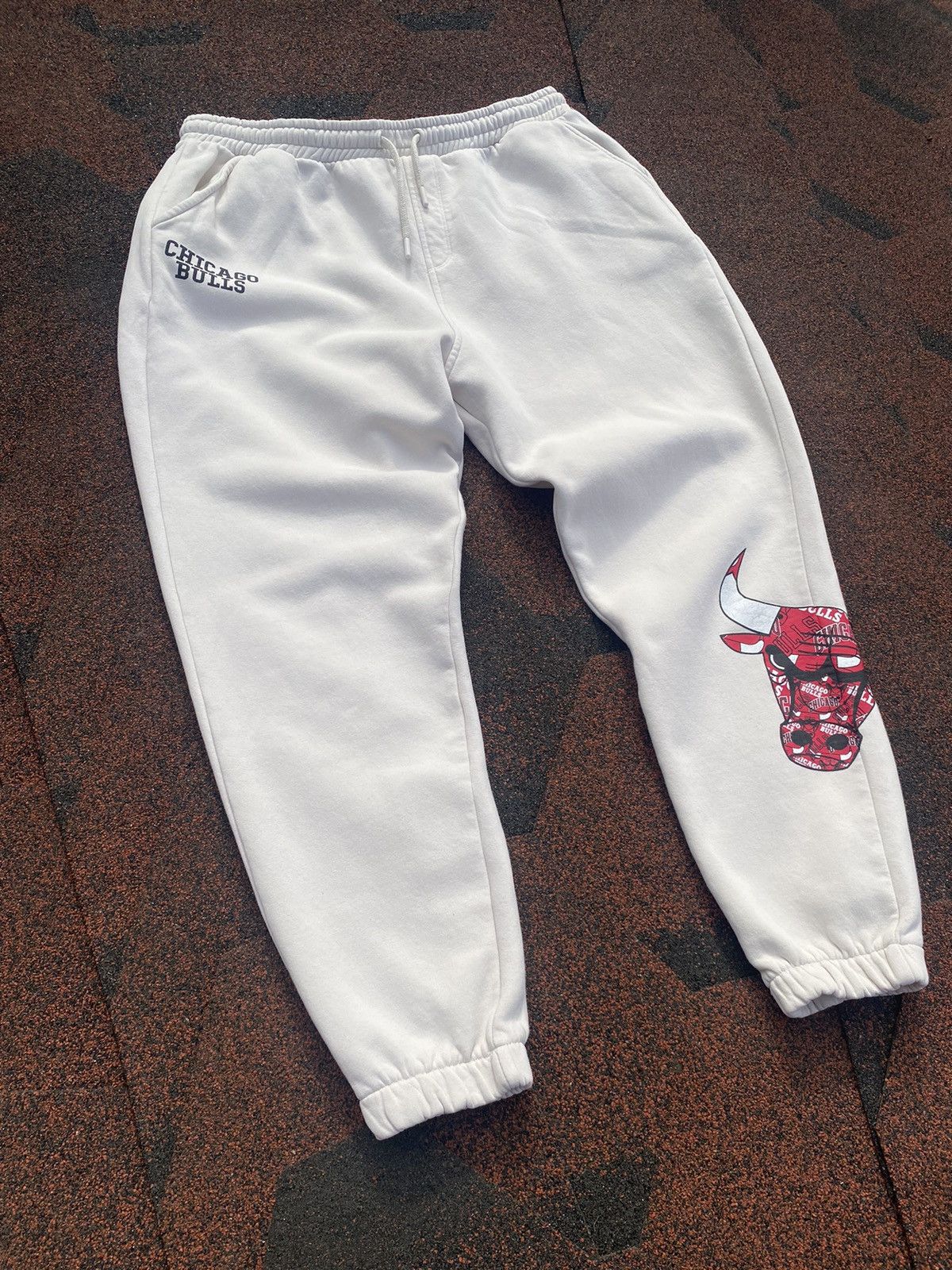 NBA × Vintage VTG CHICAGO BULLS NBA Basketball Team Sweatpants Light Beige Size US 34 / EU 50 - 2 Thumbnail