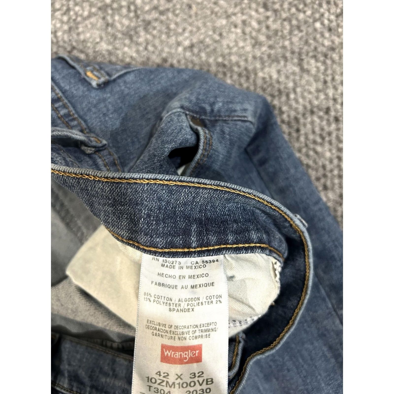 Wrangler Wrangler Jeans Mens 42x32 Blue Straight Leg Denim 10ZM100VB Regular 5-Pocket Logo Patch Vintage: No Size US 42 / EU 58 - 5 Thumbnail