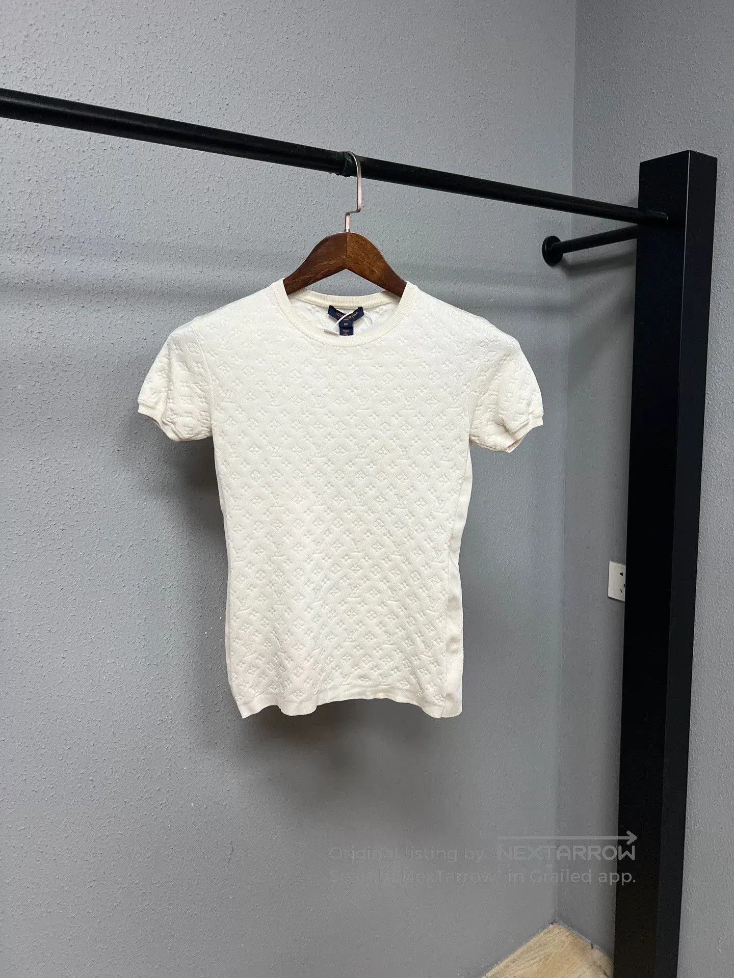 Louis Vuitton louis vuitton embossed white fitted short sleeve. Size XS / US 0-2 / IT 36-38 - 1 Thumbnail