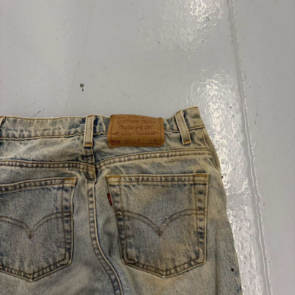 Levi's Vintage 90s Levi's 550 Relaxed Fit Distressed Jeans 26x32 Size 26" / US 2 / IT 38 - 3 Thumbnail