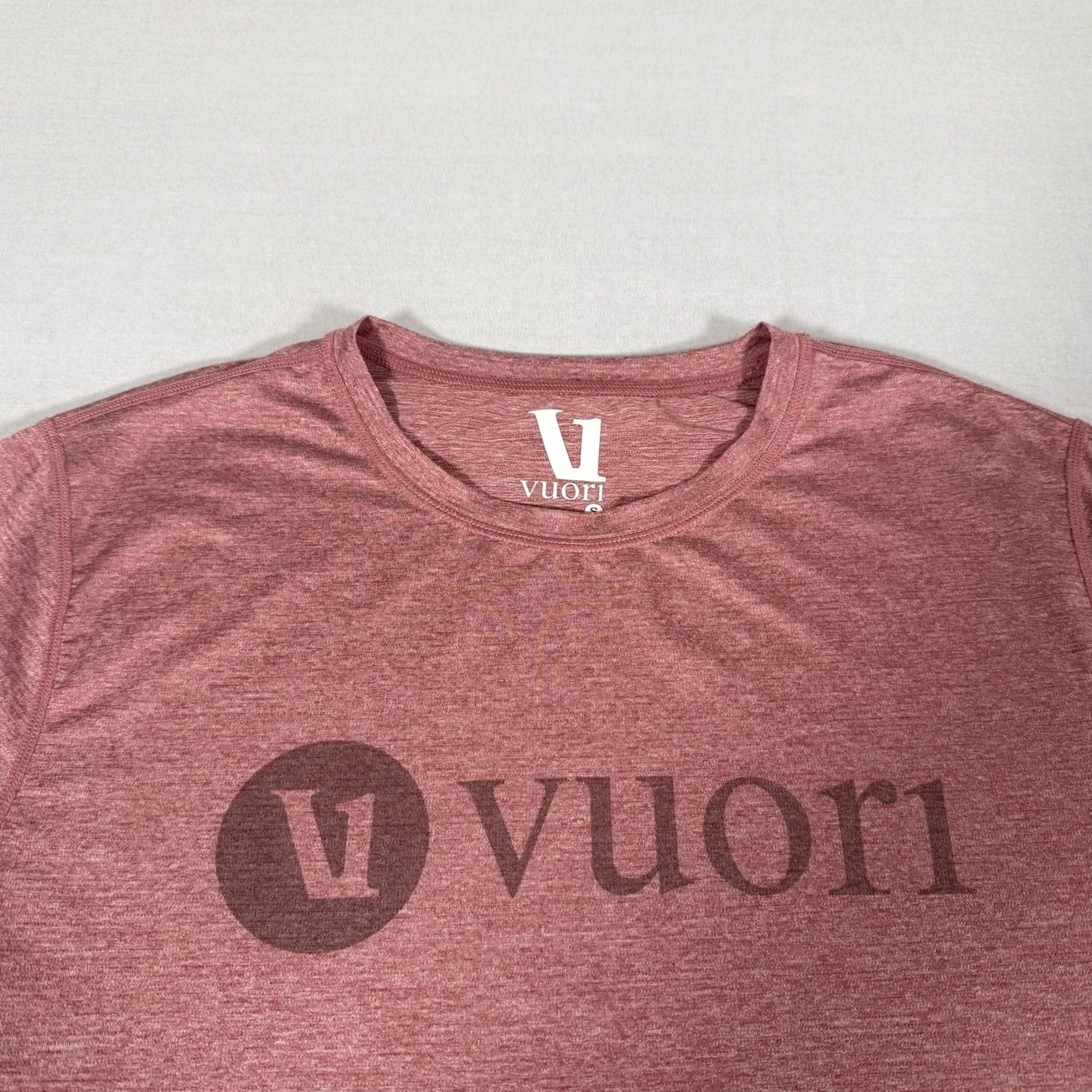 Vuori Vuori Shirt Mens Small Red Wordmark Lightweight Athletic Performance Gym Top Size US S / EU 44-46 / 1 - 2 Thumbnail