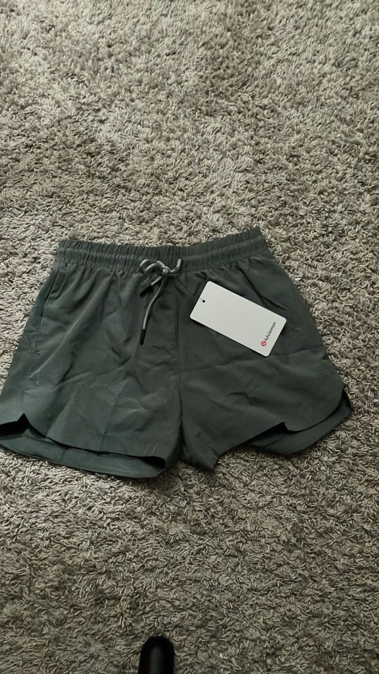 Lululemon Lululemon shorts Size US 26 / EU 42 - 1 Thumbnail