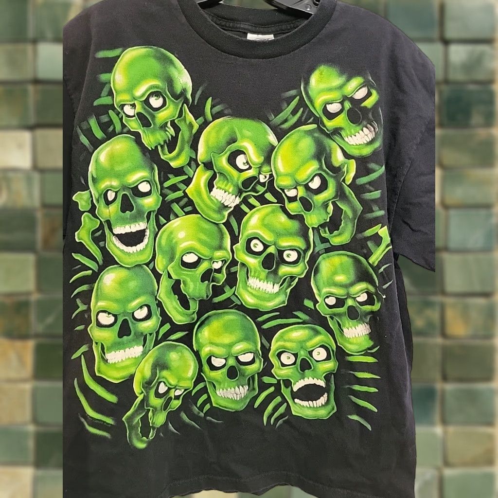 Delta VINTAGE Delta T shirt Men Crew Neck Short Sleeve Black Cotton 2001 Size L Skull Print 20.5 Chest 27 Length Size US L / EU 52-54 / 3 - 1 Thumbnail
