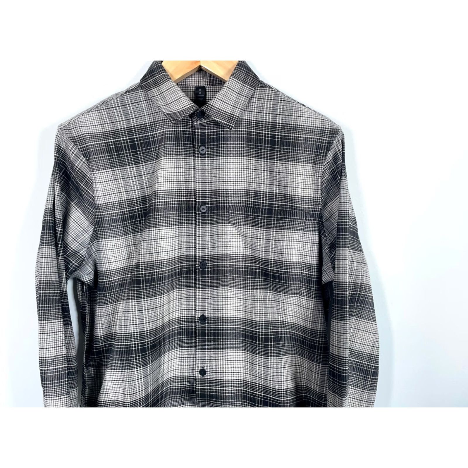 Lululemon Lululemon Shirt Mens Medium Gray Plaid Lightweight Flannel Zip Pocket Button-Up Casual Shirt (Regular) Size US M / EU 48-50 / 2 - 4 Thumbnail