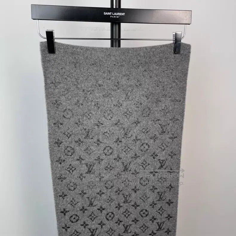Louis Vuitton Louis Vuitton Black and Grey Gradient Full Printed Cashmer Size ONE SIZE - 9 Thumbnail