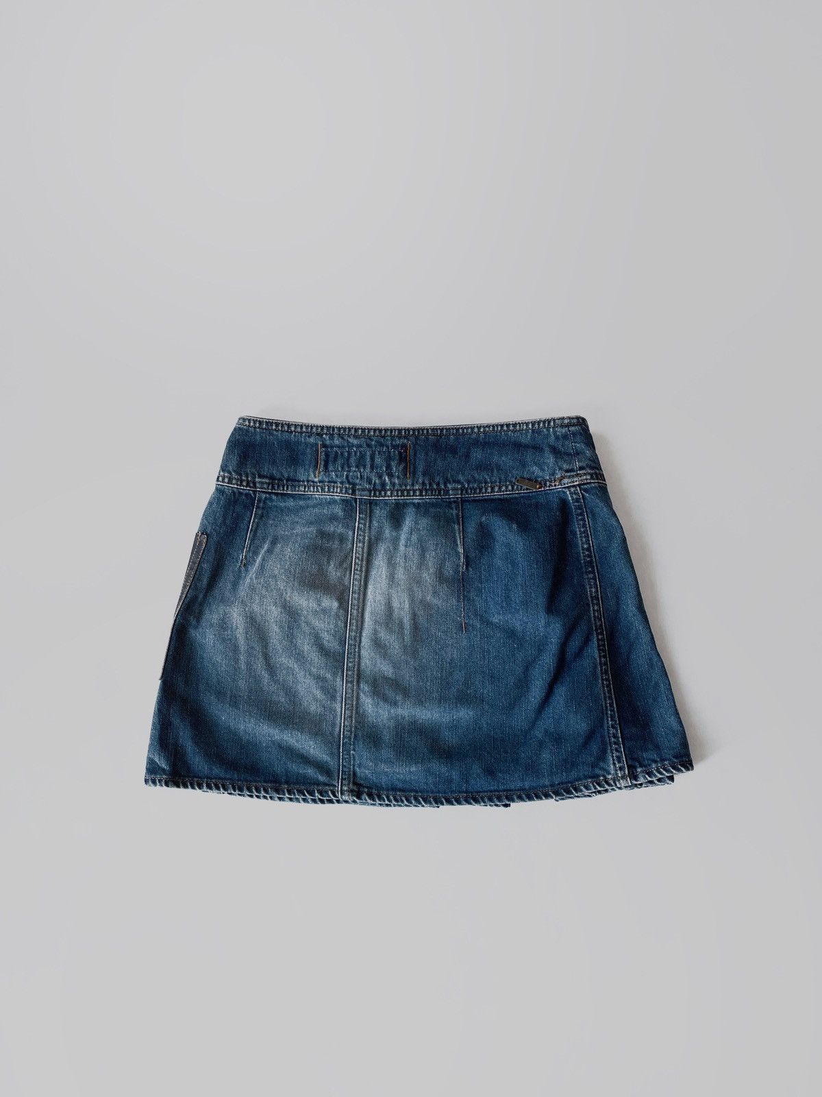 Guess Vintage Y2K Guess denim mini skirt Size 25" / US 0 / IT 36 - 2 Thumbnail