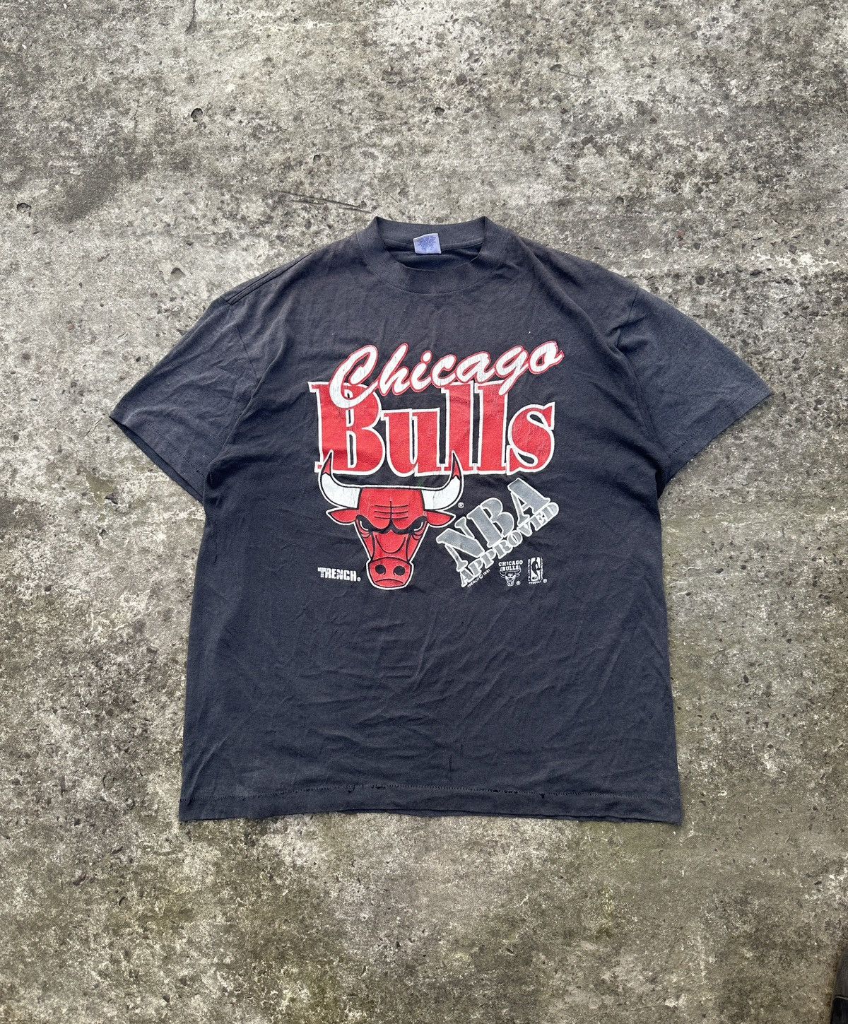 Trench USA Vintage NBA Chicago Bulls 1991 Logo T-shirt Streetwear USA Size US XL / EU 56 / 4 - 1 Thumbnail