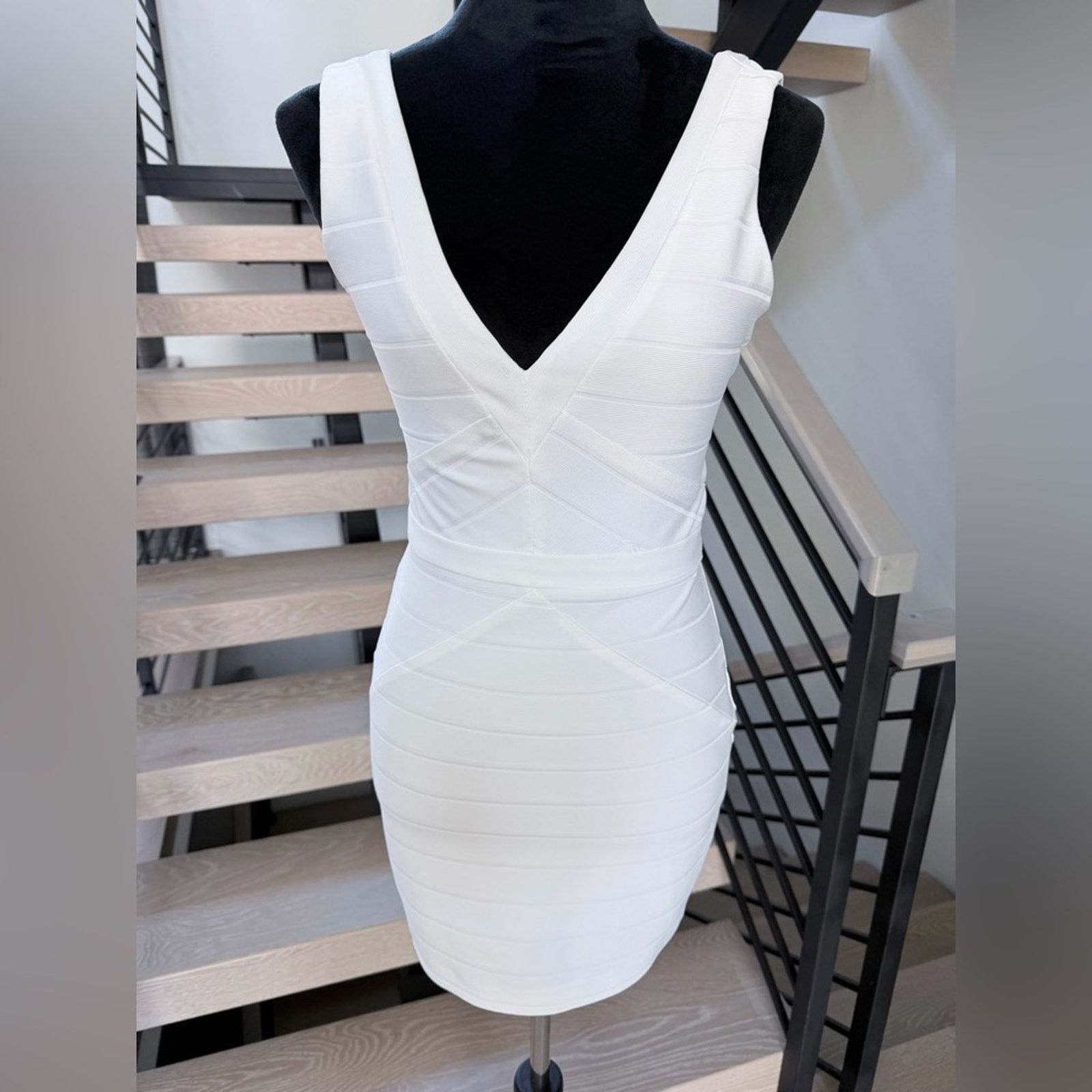 Guess New Guess Stylish White V-Neck Dress size S Size XS / US 0-2 / IT 36-38 - 3 Thumbnail