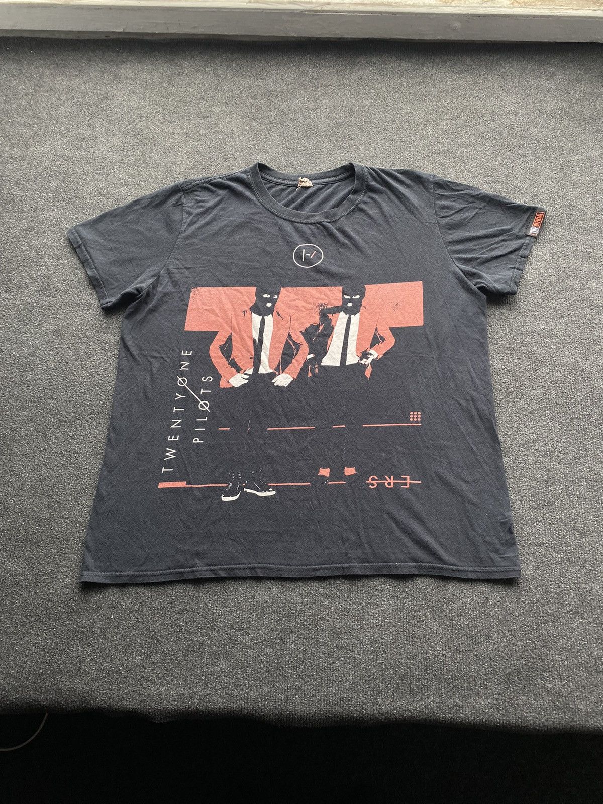 Gildan 🔥Twenty One Pilots Band Tour Tee Men L 2016 Europe Size US L / EU 52-54 / 3 - 1 Thumbnail