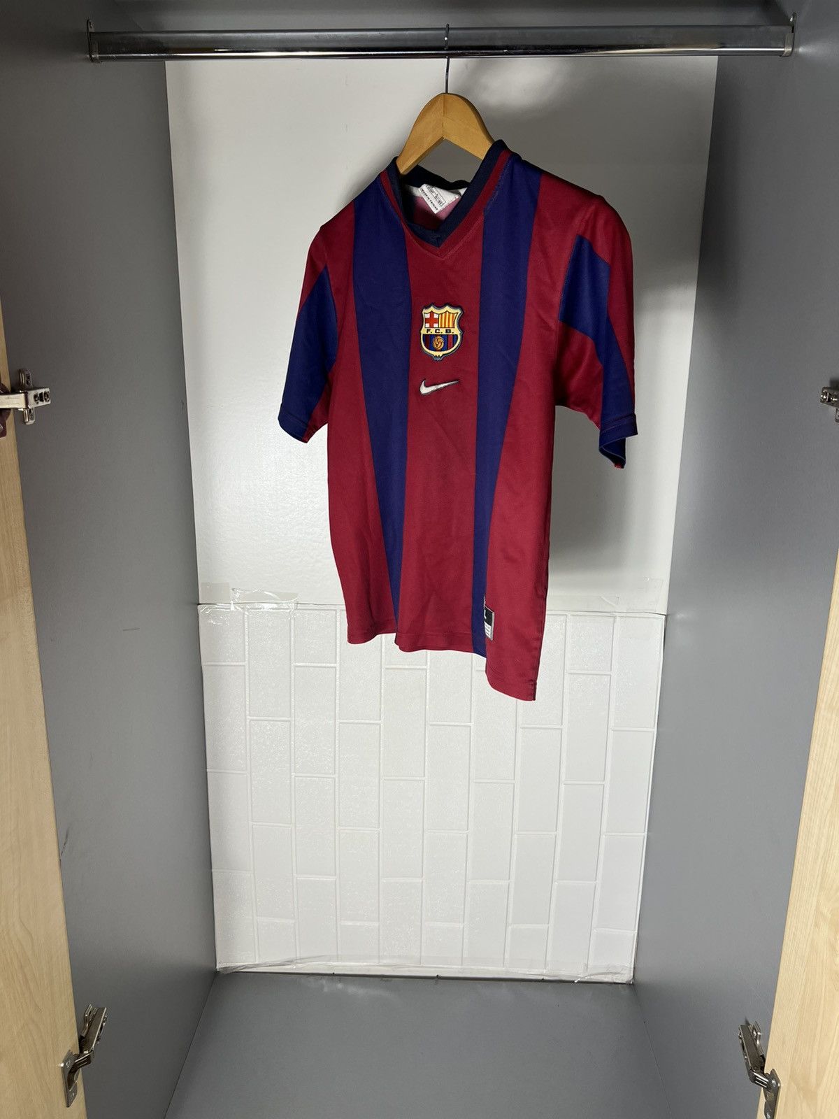 Nike VINTAGE NIKE FC BARCELONA SPAIN SOCCER JERSEY RETRO Y2K 90s Size US XS / EU 42 / 0 - 3 Thumbnail