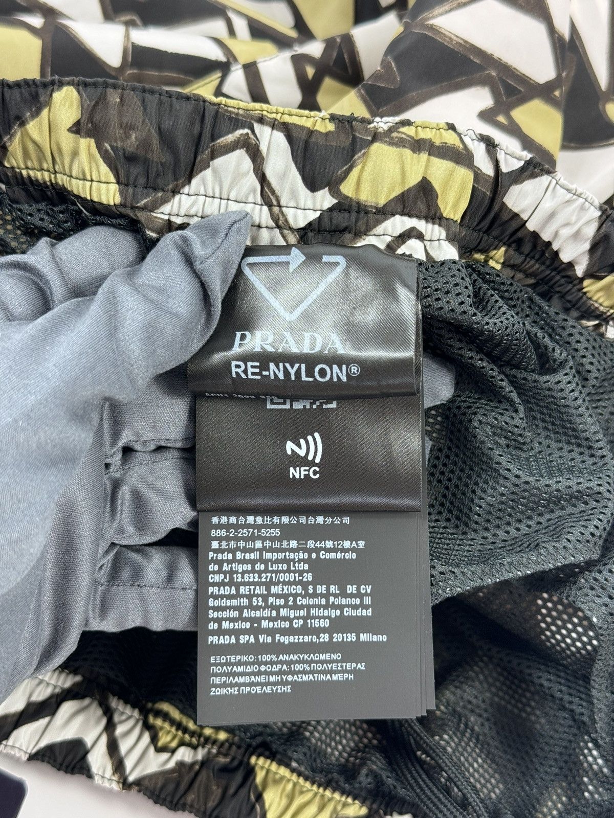 Prada GRAPHIC PRINT SWIM SHORTS Size US 36 / EU 52 - 7 Thumbnail