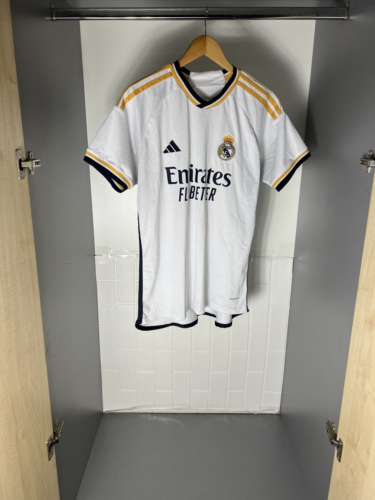 Adidas VINTAGE ADIDAS FC REAL MADRID SPAIN SOCCER JERSEY RETRO Y2K Size US L / EU 52-54 / 3 - 3 Thumbnail