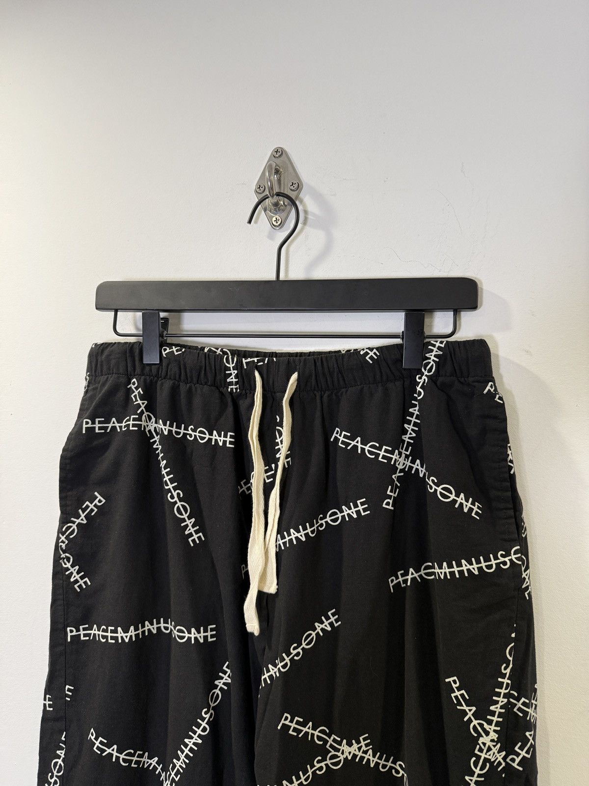 peaceminusone PEACEMINUSONE All-Over Logo Print Drawstring Pants Archive Size US 30 / EU 46 - 4 Thumbnail