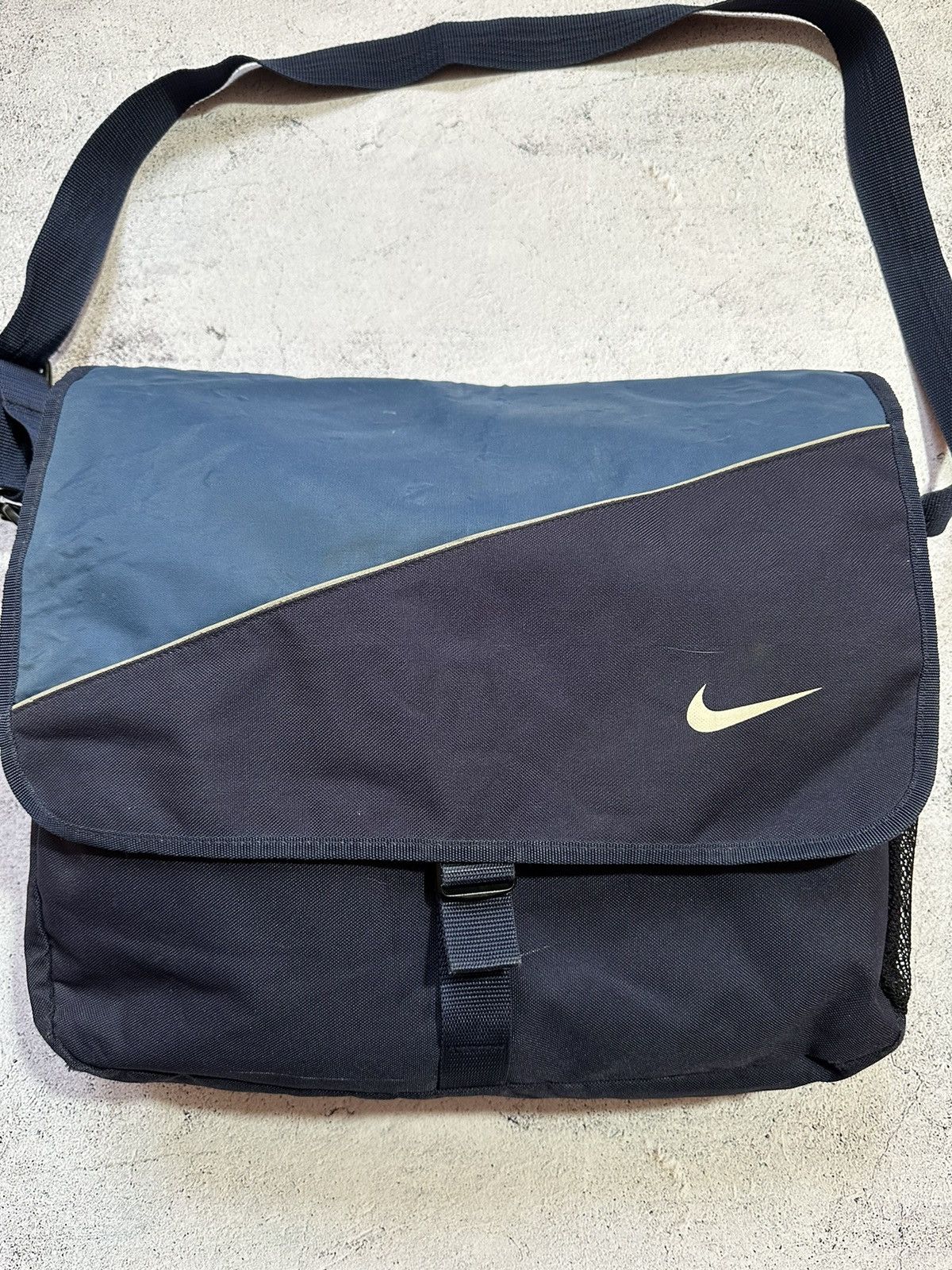 Japanese Brand × Nike Nike vintage Y2K bag messenger Size ONE SIZE - 2 Thumbnail