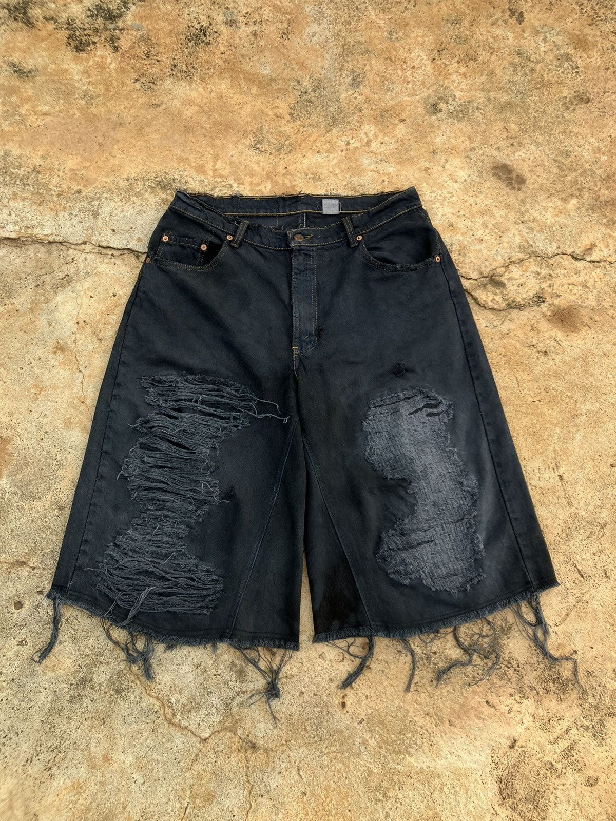Levi's × Vintage Custom short 4/5. (Vintage Levi’s 560.)🧛🏾‍♂️🦇 Made in USA Size US 34 / EU 50 - 1 Thumbnail