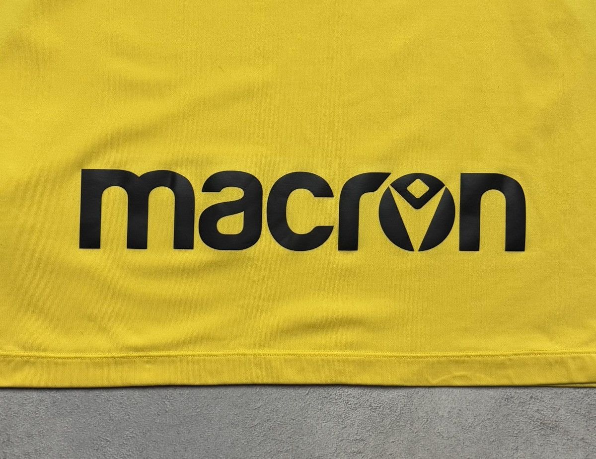 Macron Oxford United 2022 2023 Football Soccer 1/4 Zip Top Macron Size US XXL / EU 58 / 5 - 8 Thumbnail