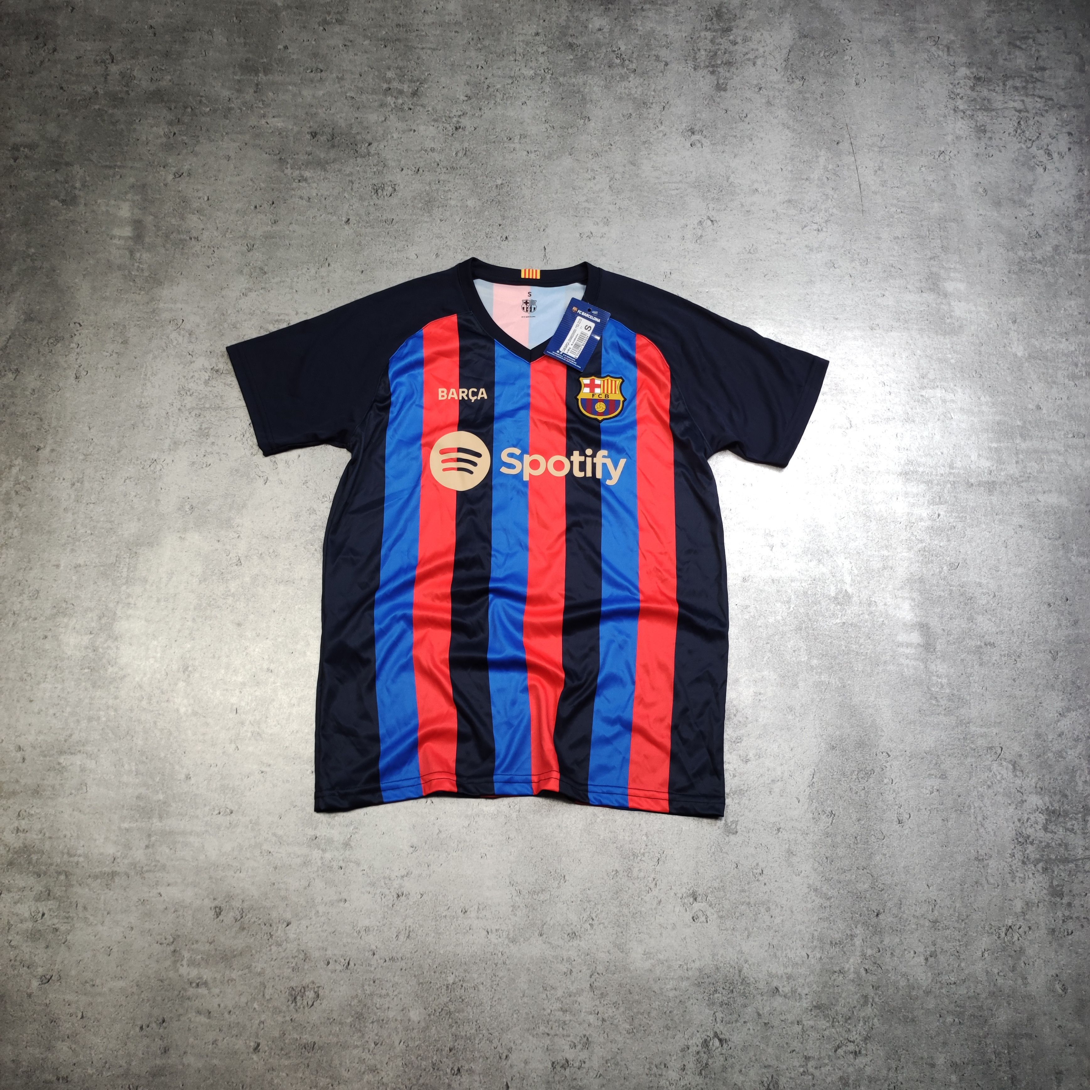 Other RARE Rogers Official Spain FC Barcelona #9 Lewandowski Kit Size US S / EU 44-46 / 1 - 2 Thumbnail