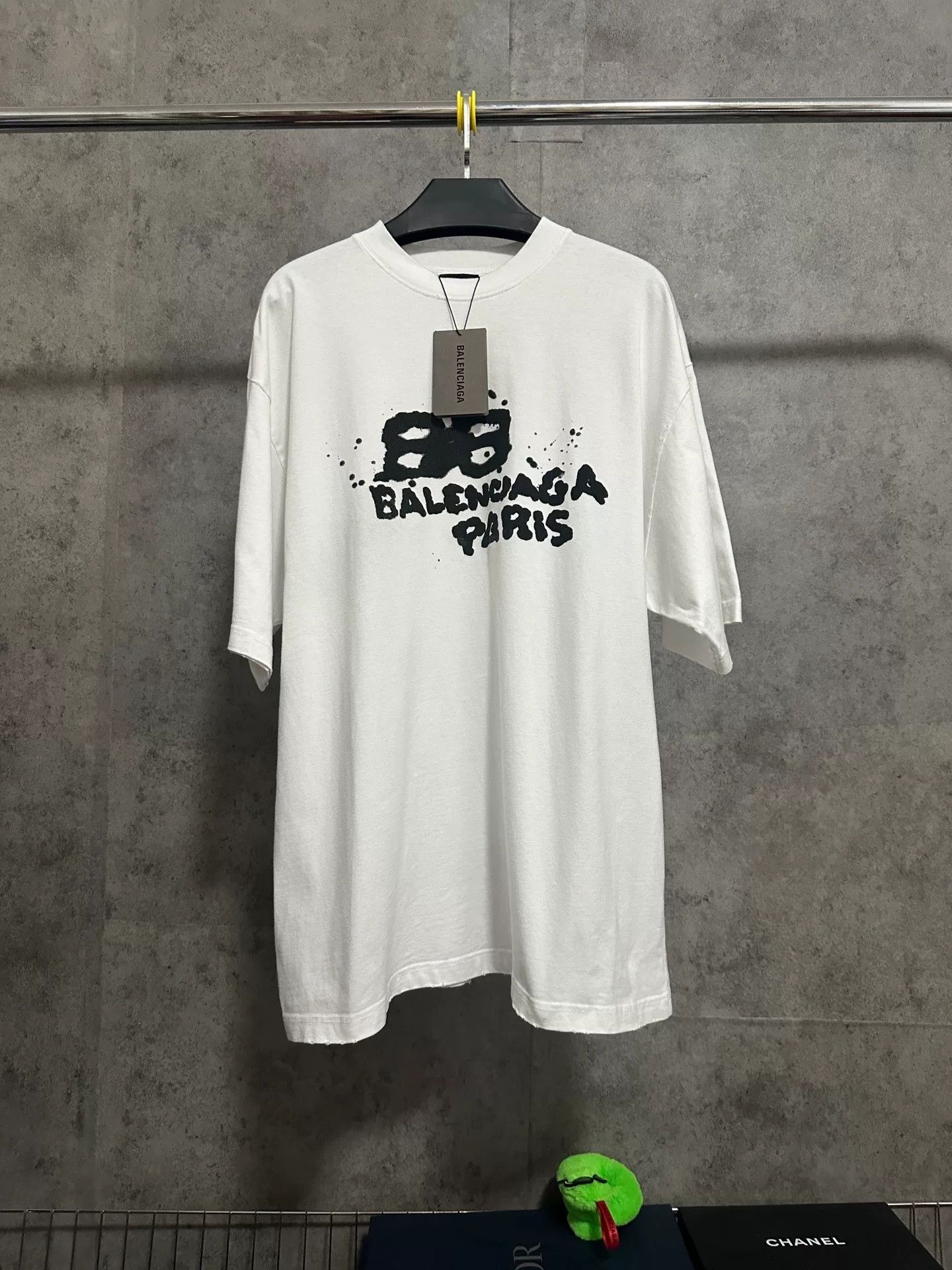 Balenciaga Balenciaga Men's White Splatter Graffiti T-Shirt Size US L / EU 52-54 / 3 - 1 Thumbnail