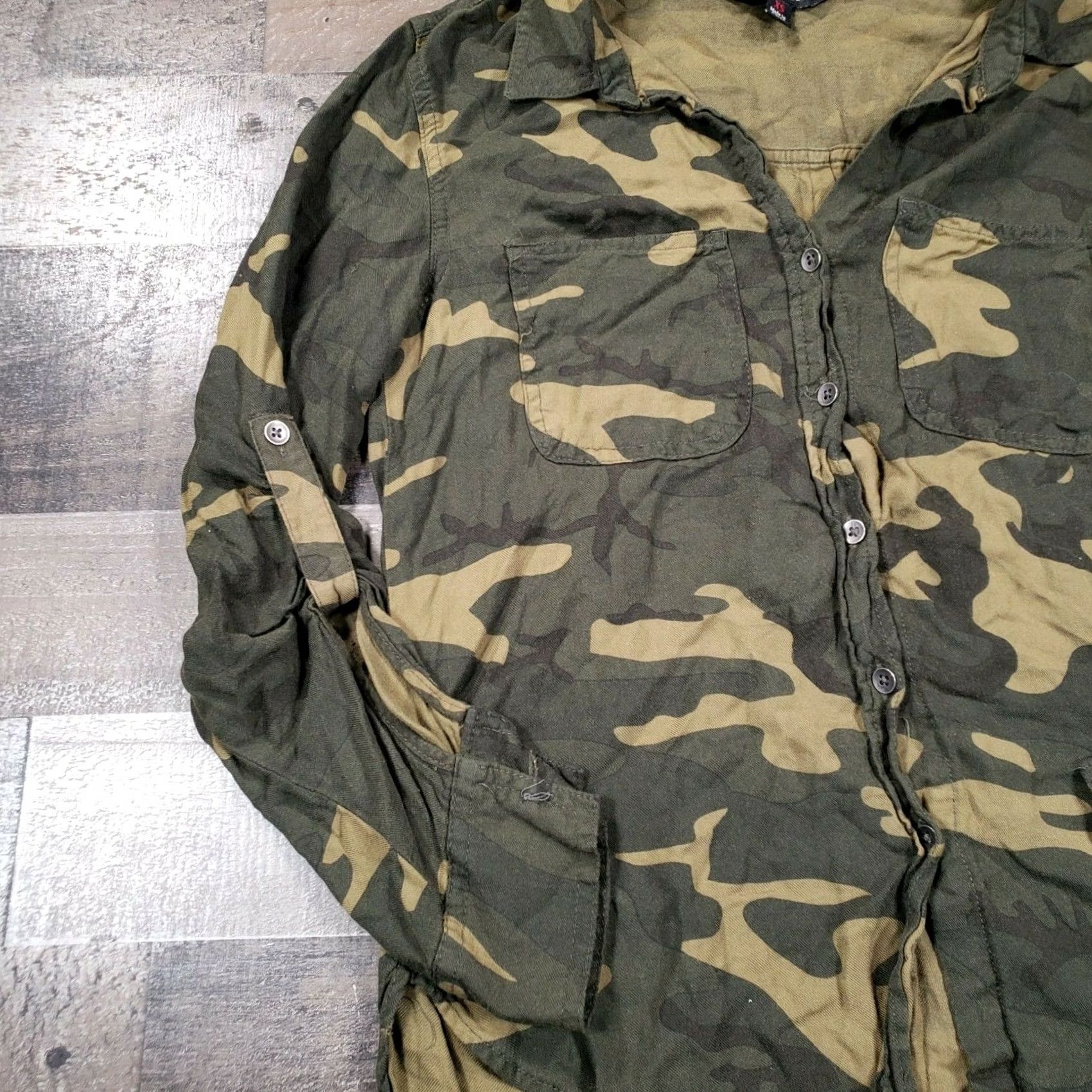 Vintage Rock & Republic Shirt Womens XS Green Button-Up Camouflage Long Sleeves HI-Low Size XS / US 0-2 / IT 36-38 - 5 Thumbnail