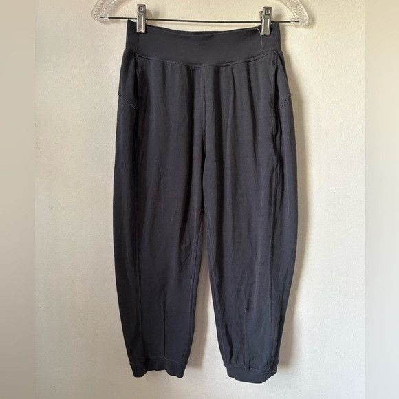 Lululemon Lululemon Grey Cropped Align Joggers Size 26" / US 2 / IT 38 - 1 Thumbnail