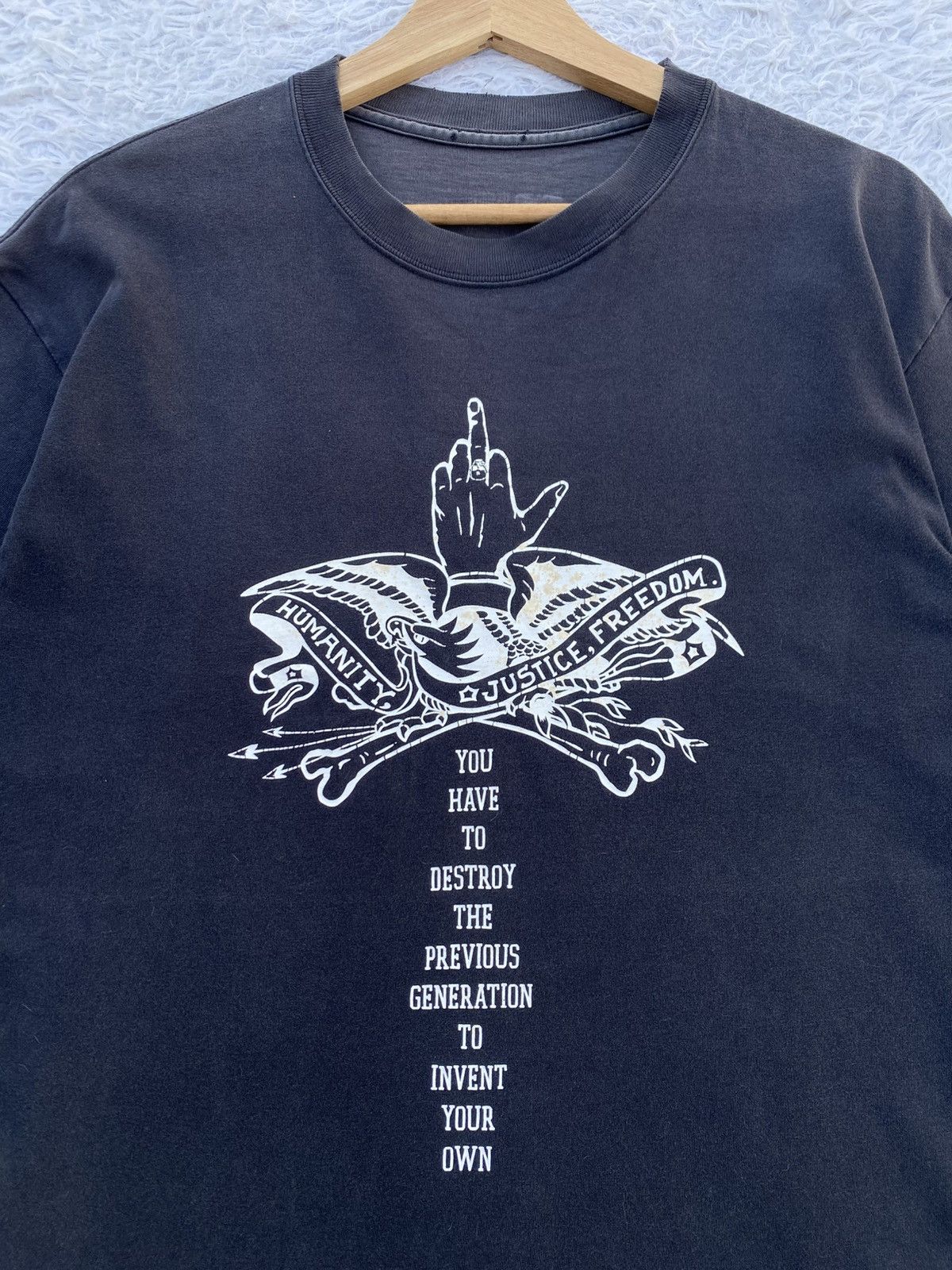 Neighborhood Rare Vintage 2004 Neighborhood "Fight Alone" Tshirt Size US L / EU 52-54 / 3 - 1 Thumbnail