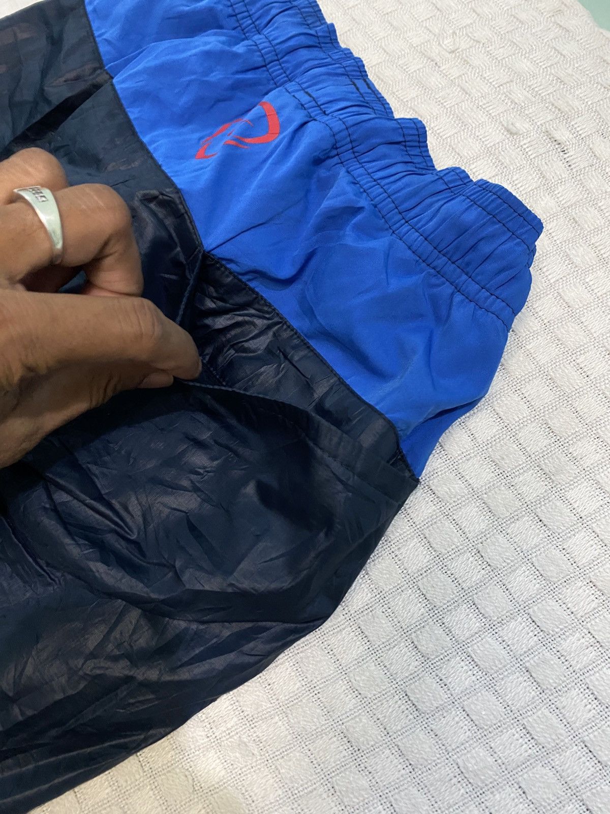 Nike VINTAGE NIKE 90S BAGGY NYLON WIDE LEG SWOOSH TRACK PANTS Y2K Size US 30 / EU 46 - 11 Thumbnail