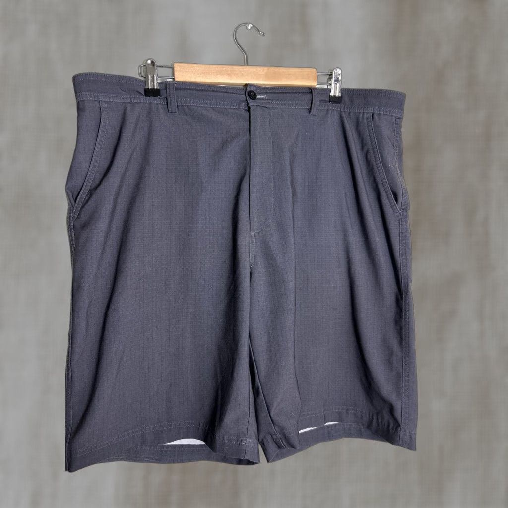 Vintage Bollé Tech Gray Flat Front Performance Shorts Men 40x10 Black/Gray Polyester Spandex Casual Golf Outdoor 10in Inseam Mens Size US 40 / EU 56 - 1 Thumbnail