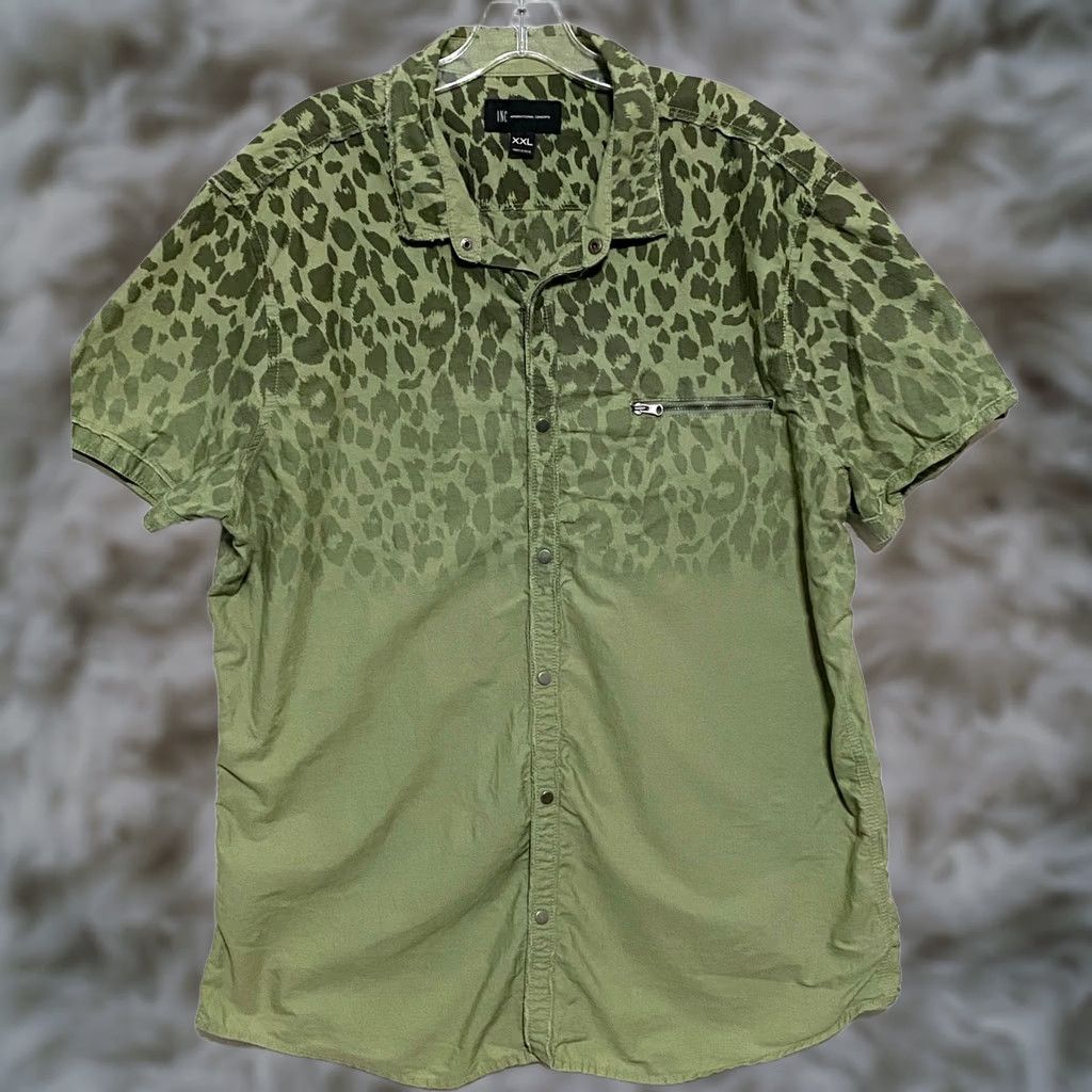 Vintage VINTAGE I.N.C. Green Animal Print Button Shirt Men 2XL Short Sleeve Grunge Punk Ombre Pocket Button Shirt Mens XXLPark Urban edgy Size US XXL / EU 58 / 5 - 1 Thumbnail