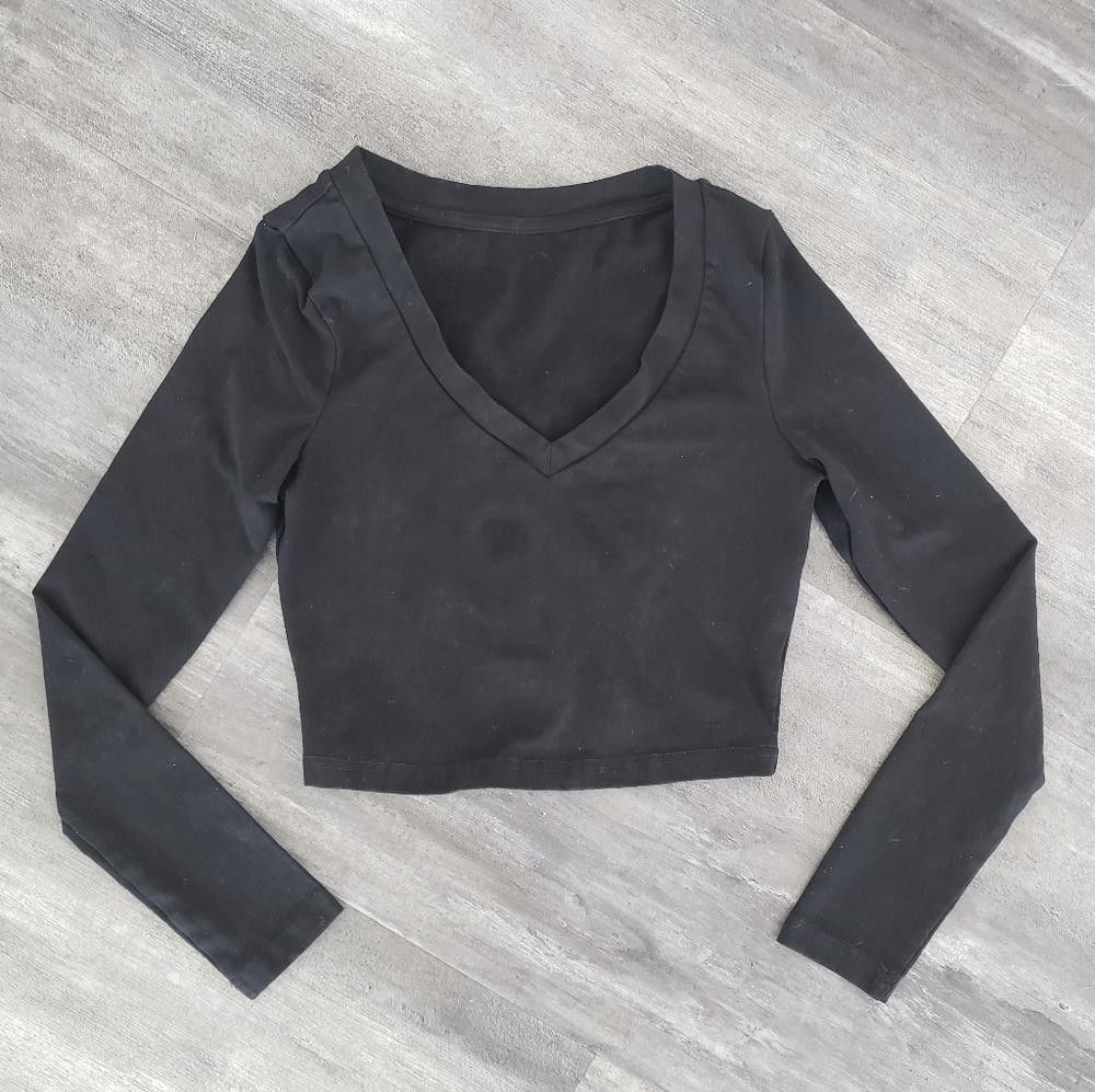 Designer Black Cropped Classic Vneck Long Sleeve Size XS / US 0-2 / IT 36-38 - 1 Thumbnail