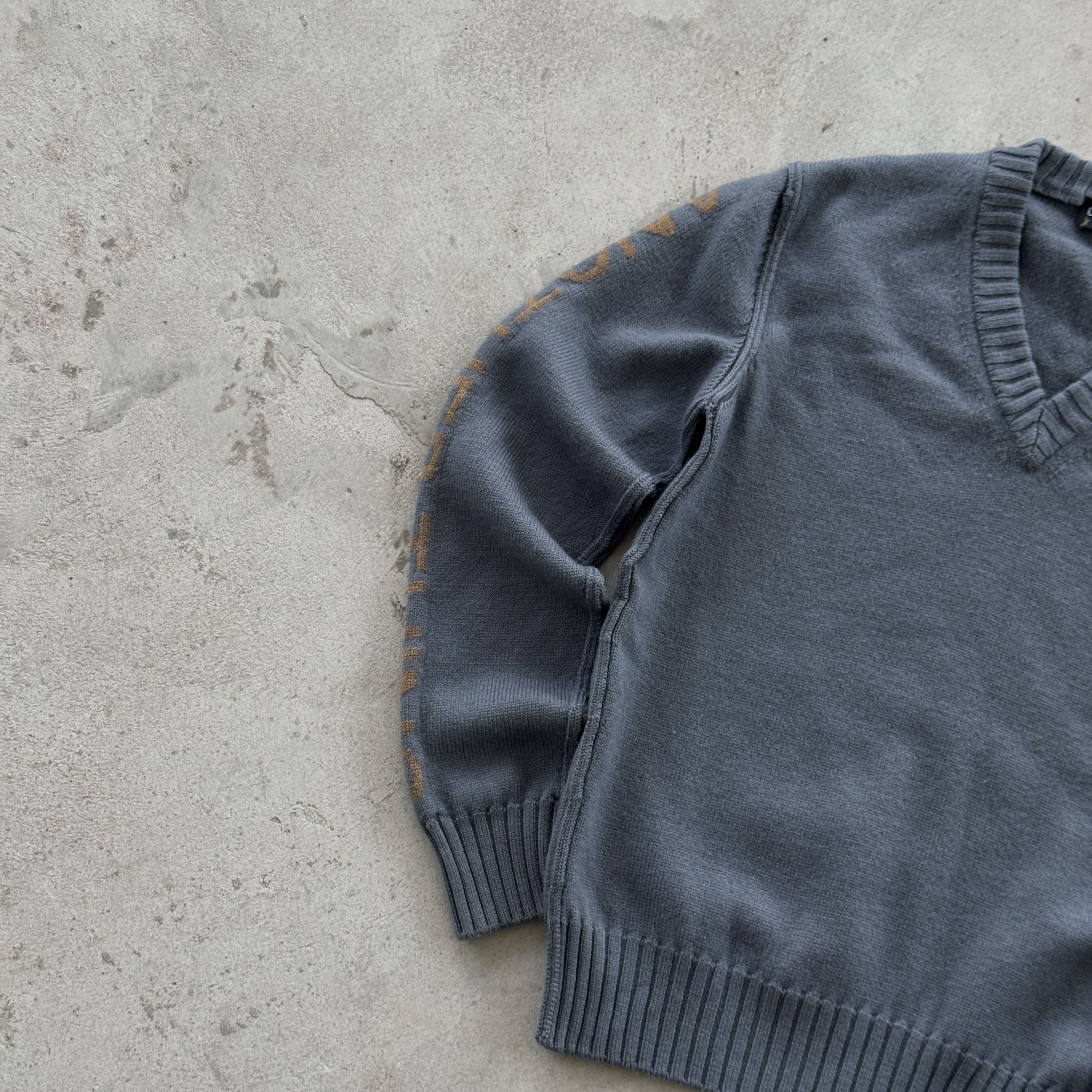 Dolce & Gabbana Dolce Gabbana Vintage Grey V-Neck Knit Sweater Sleeve Logo Size US S / EU 44-46 / 1 - 3 Thumbnail