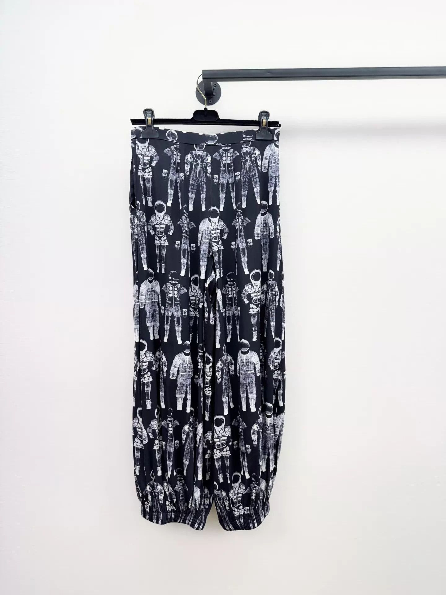 Chanel Chanel Spaceman Silk Print Cuffed Pants 36 Size 26" / US 2 / IT 38 - 1 Thumbnail
