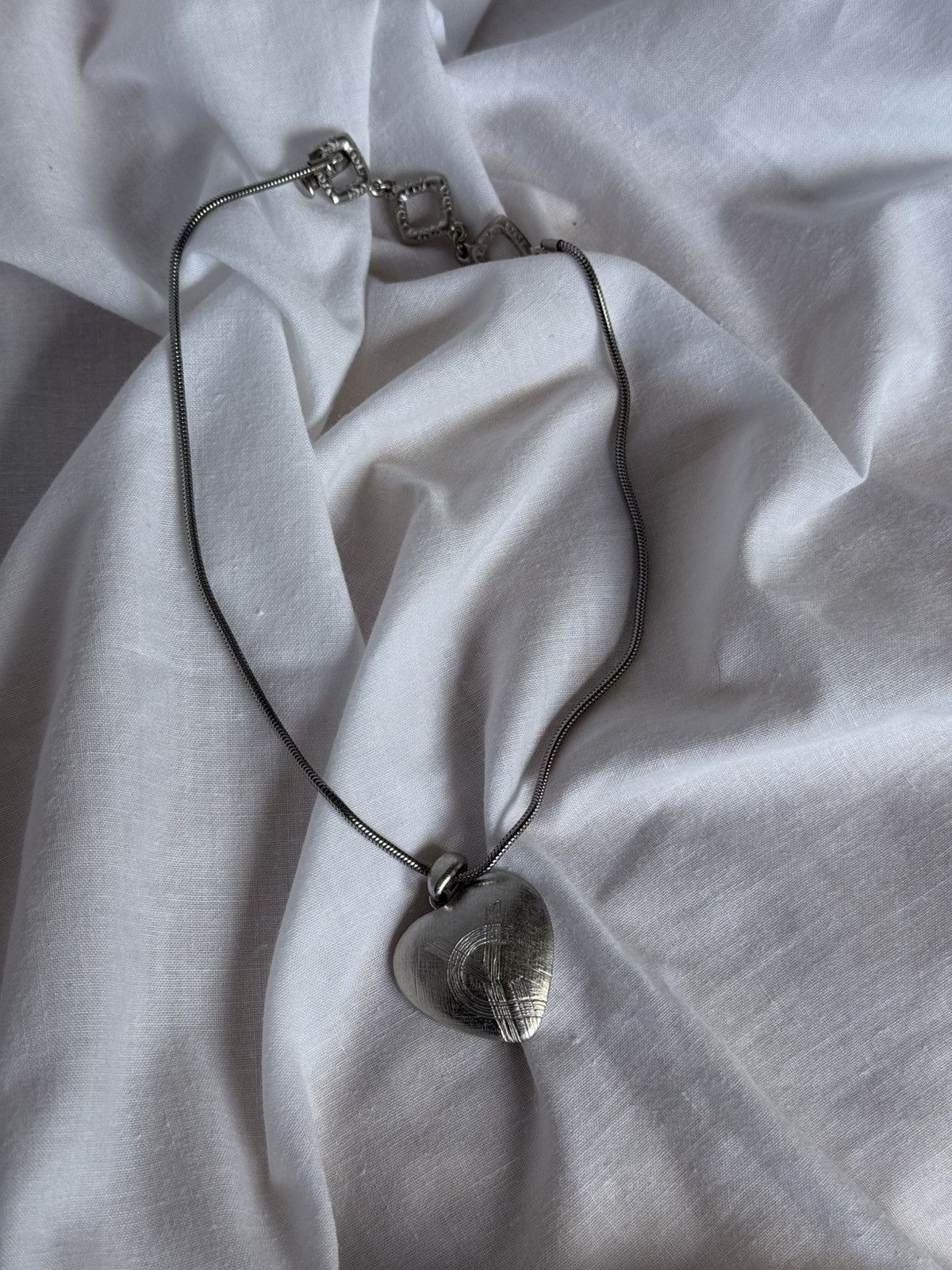 Yves Saint Laurent Yves Saint Laurent YSL Vintage Metal Heart Pendant Necklace Size ONE SIZE - 1 Thumbnail