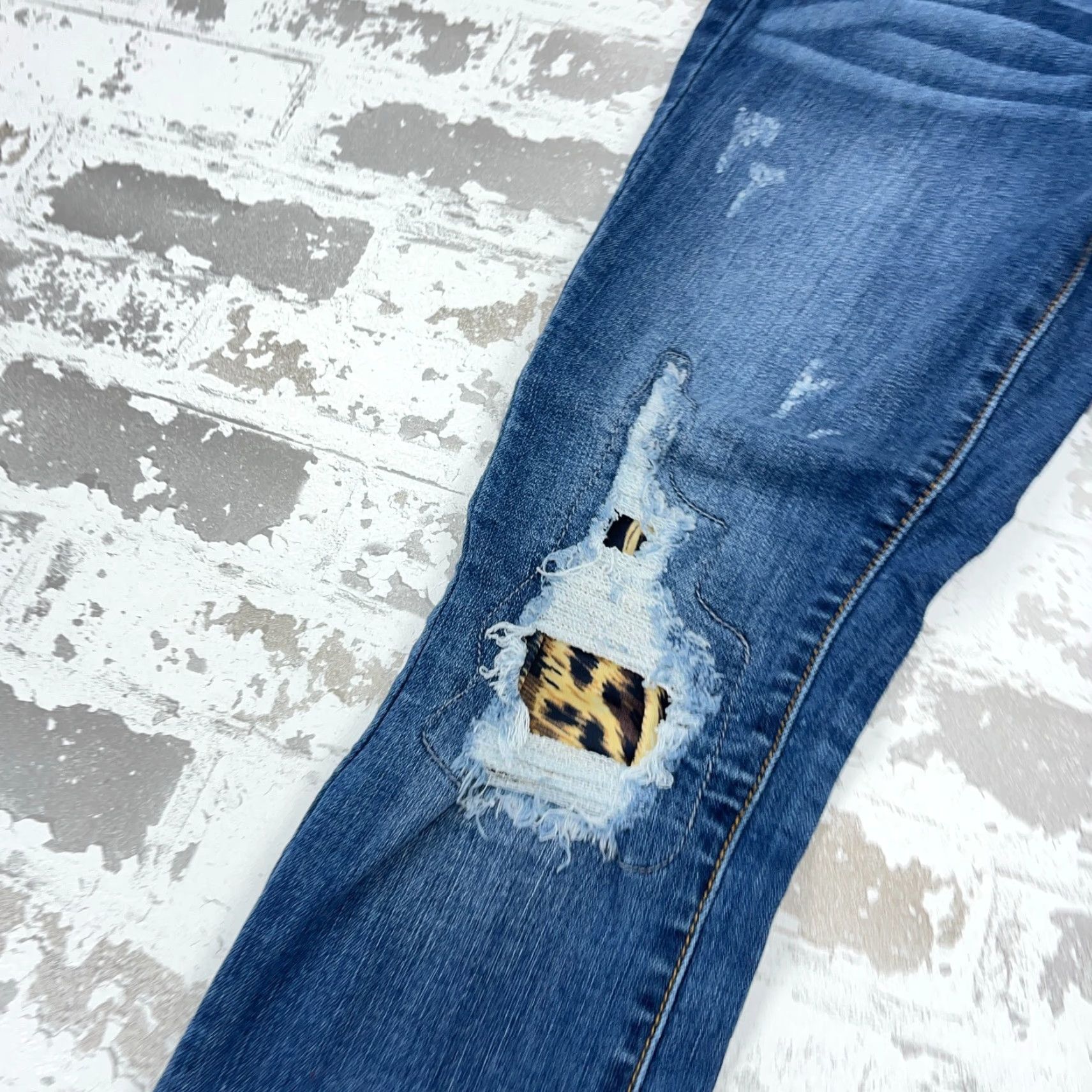 Vintage Judy Blue Jeans Women Skinny Mid Rise 25 Blue Denim 5-Pocket Distressed? No. 26in Inseam Slim Classic Modern Pants Size 25 Womens Jeans Size 42" / US 20 - 7 Thumbnail
