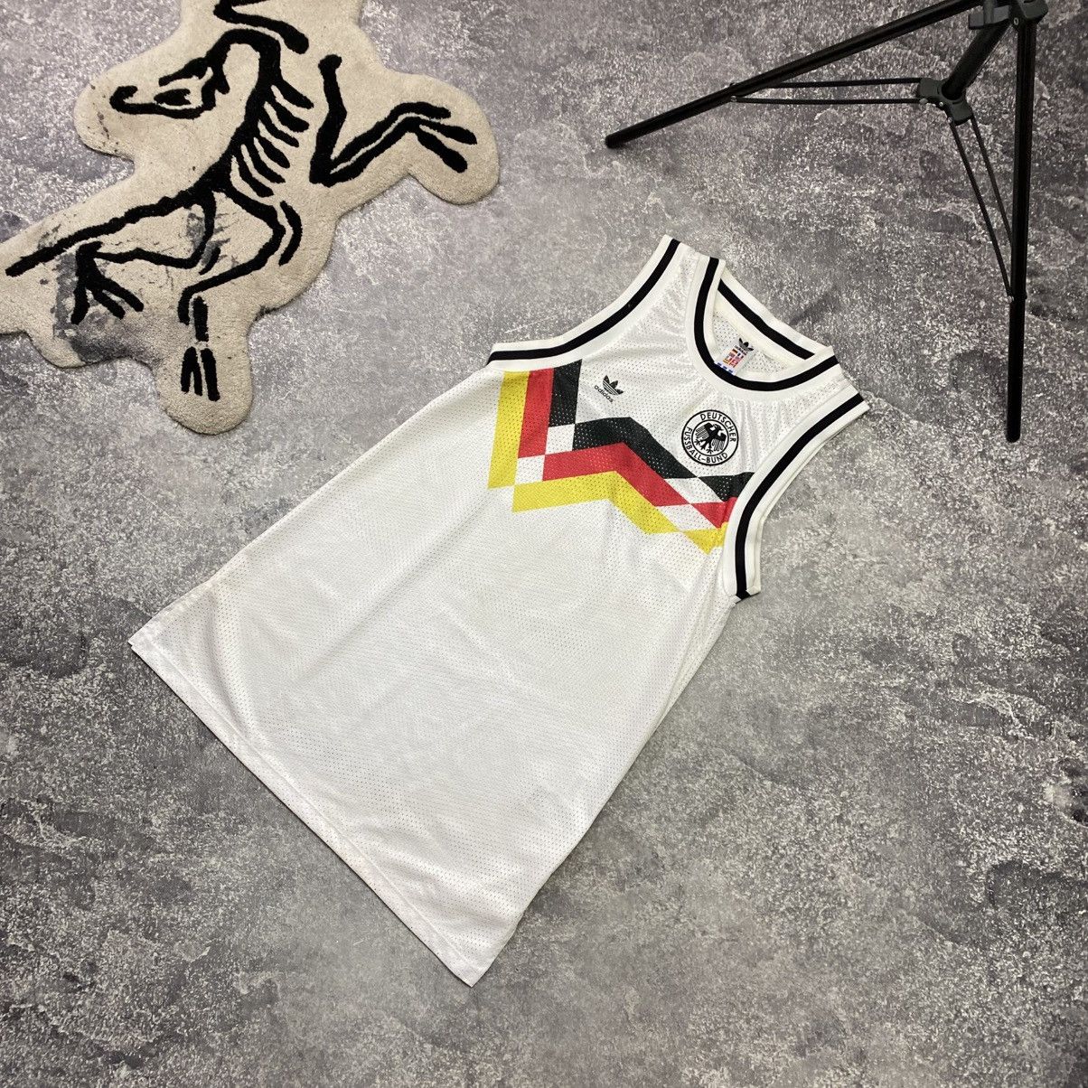 Vintage Adidas Deutchland Big logo 10 number 90’s style tee