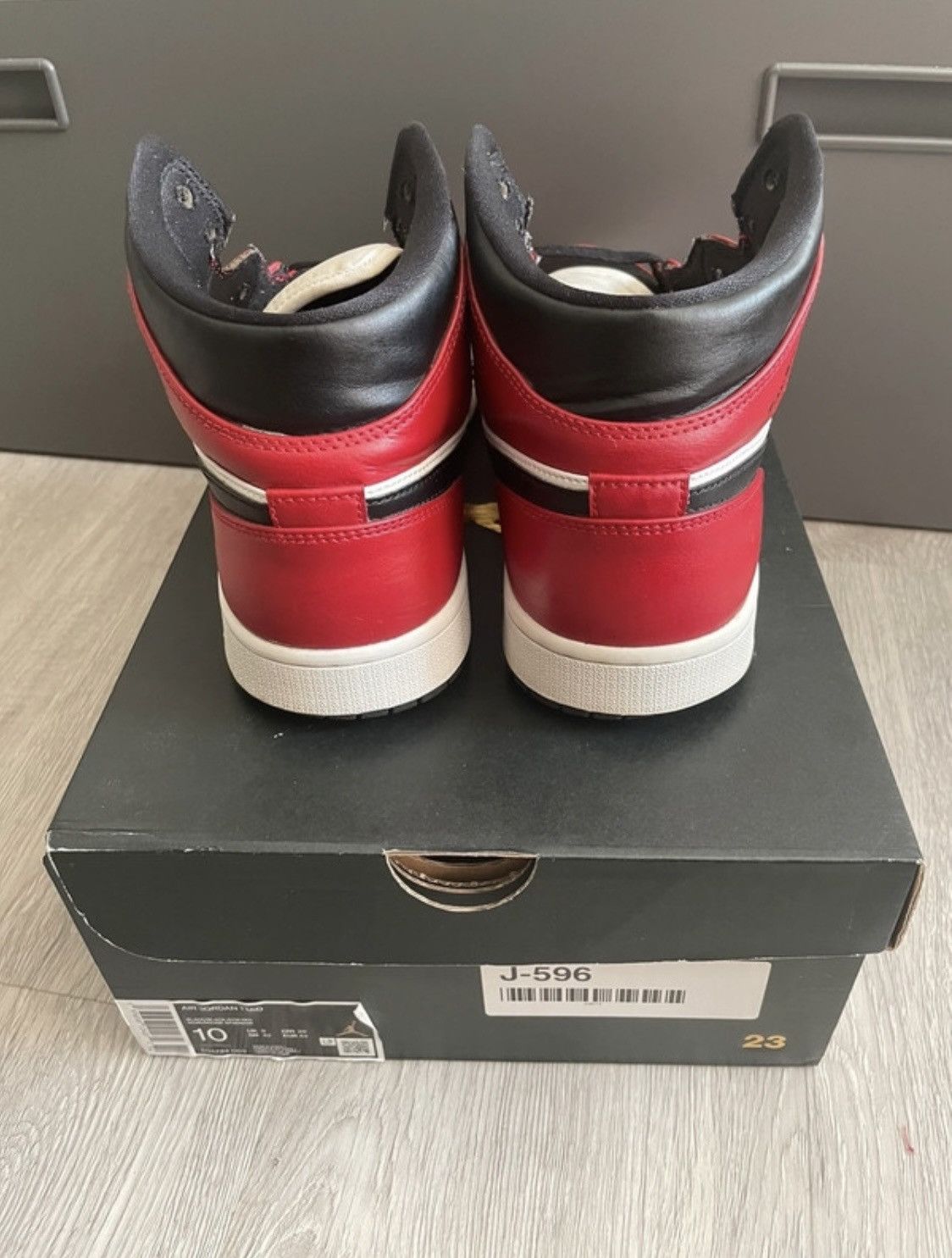 Jordan Brand × Nike Nike Air Jordan 1 Mid Chicago Black Toe Size US 10 / EU 43 - 8 Thumbnail