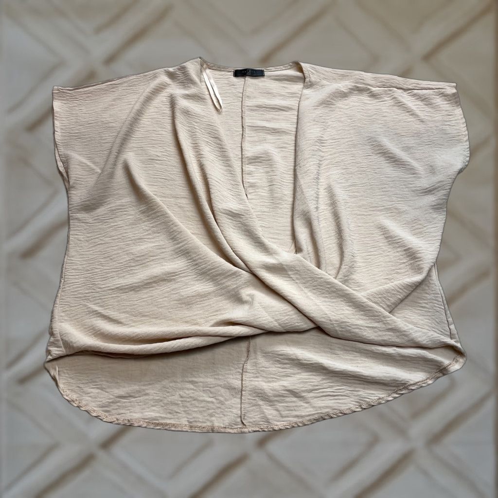 Vintage Saints 21 Blouse Shirt Womens L Beige Short Sleeve Gathered Polyester Knit Collar Button Casual Top Size L / US 10 / IT 46 - 1 Thumbnail
