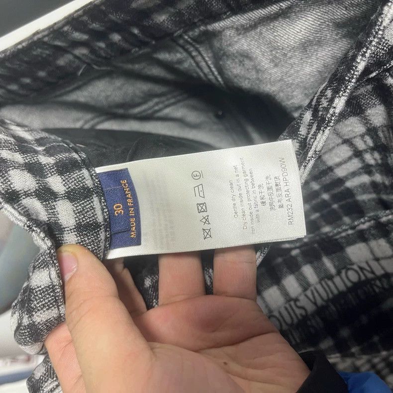 Louis Vuitton Louis Vuitton Chequered printed shorts 2504-Nextarrow Size US 30 / EU 46 - 4 Thumbnail