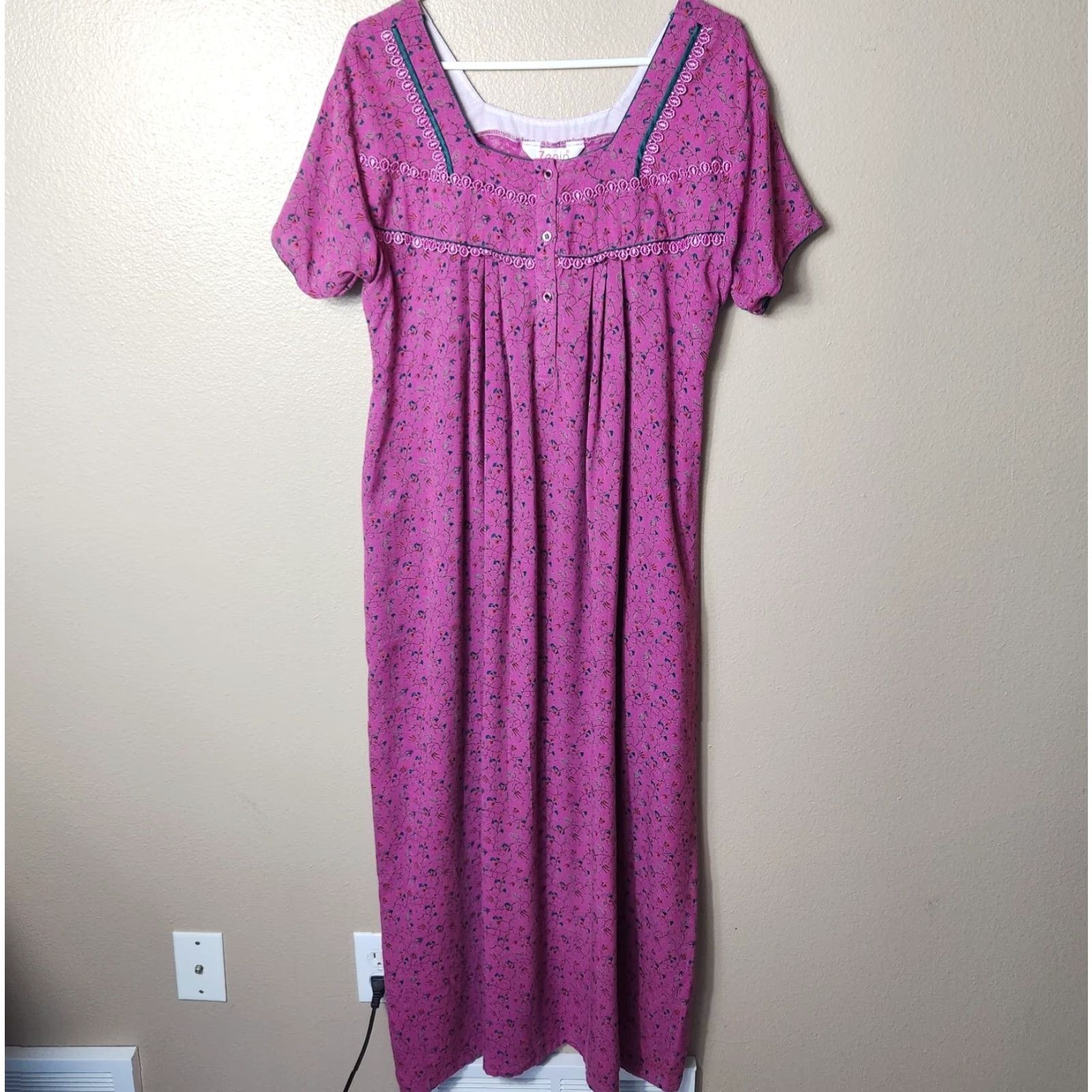 Vintage VINTAGE Zenia Ditsy Floral Dark Fuchsia Short Sleeve Maxi Nightgown-Size L Size 36" / US 14 / IT 50 - 2 Thumbnail