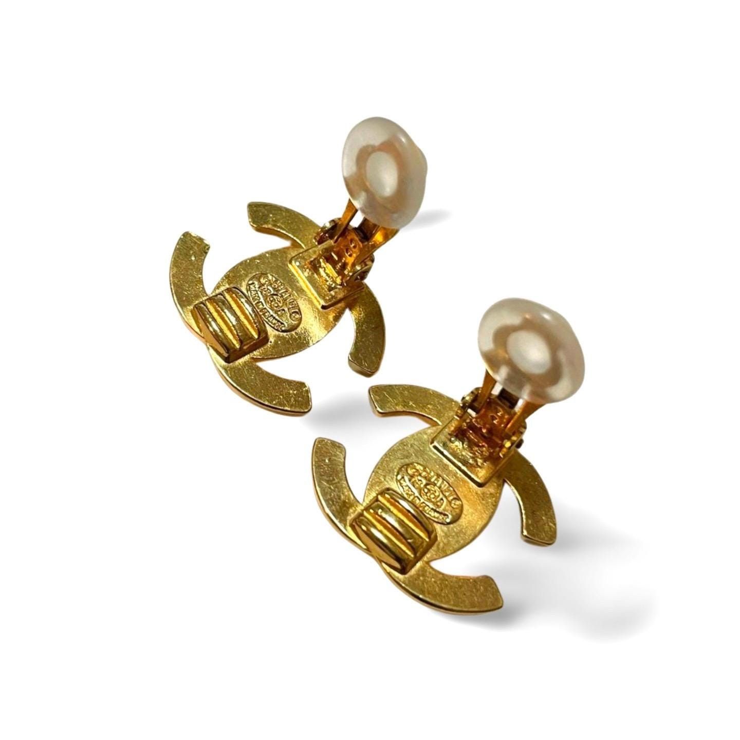Chanel Vintage CHANEL golden turn lock CC earrings. Very classic an Size ONE SIZE - 8 Thumbnail