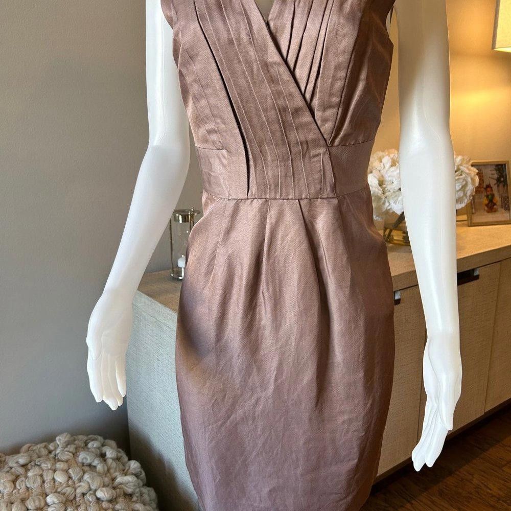 Banana Republic Banana Republic Linen Blend Pleated Bodice V-Neck Dress. Size M / US 6-8 / IT 42-44 - 2 Thumbnail