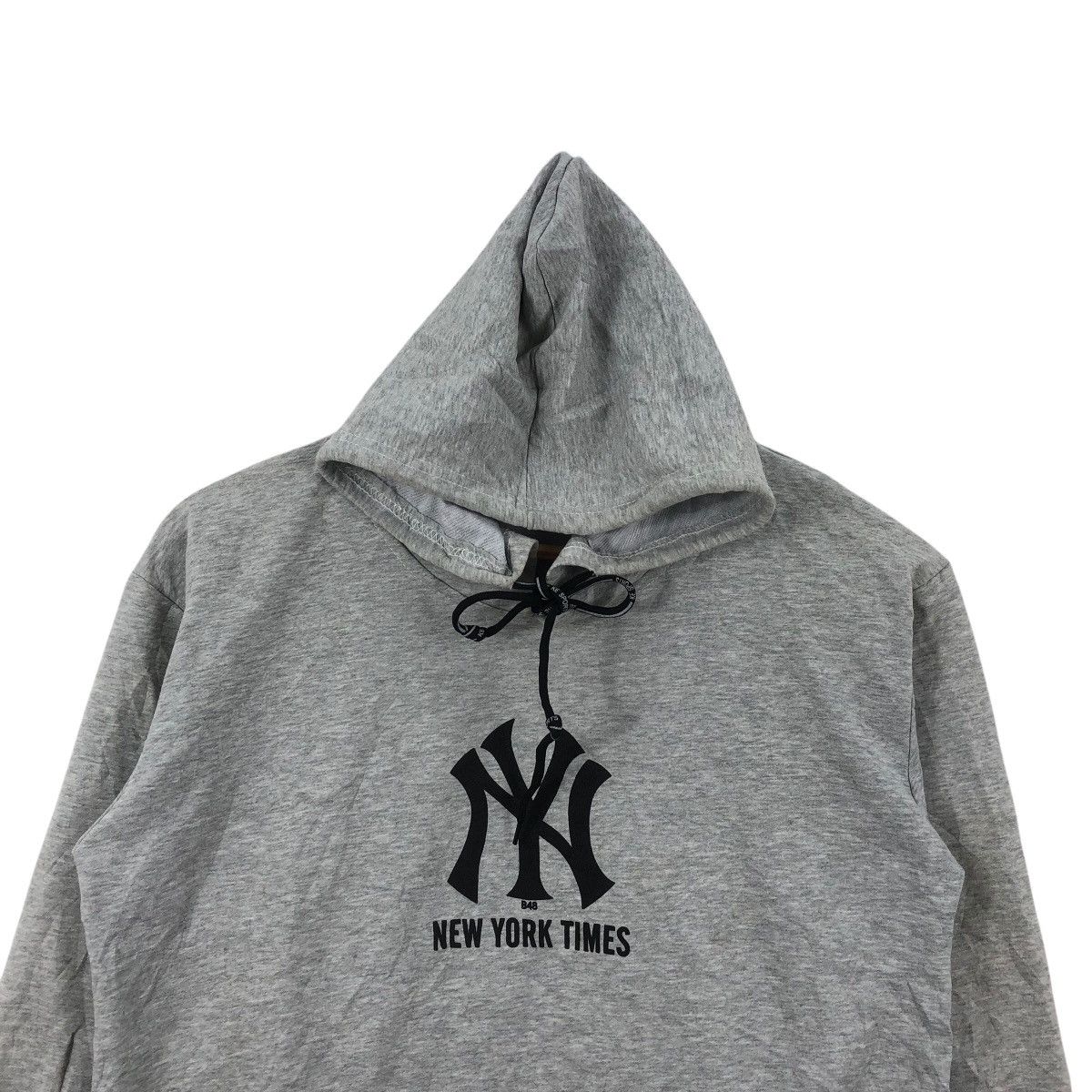 Vintage Vintage NEW YORK TIMES Bin Wei Si Crewneck Sweatshirt Size US XXL / EU 58 / 5 - 2 Thumbnail