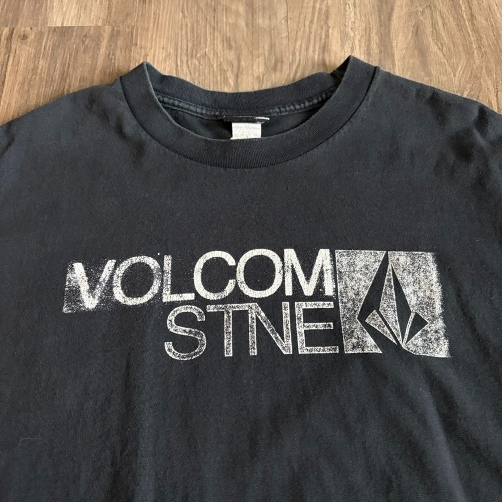 Vintage × Volcom Vintage Volcom Stone T-Shirt Men's Size L Black Surf Skate Size US L / EU 52-54 / 3 - 1 Thumbnail
