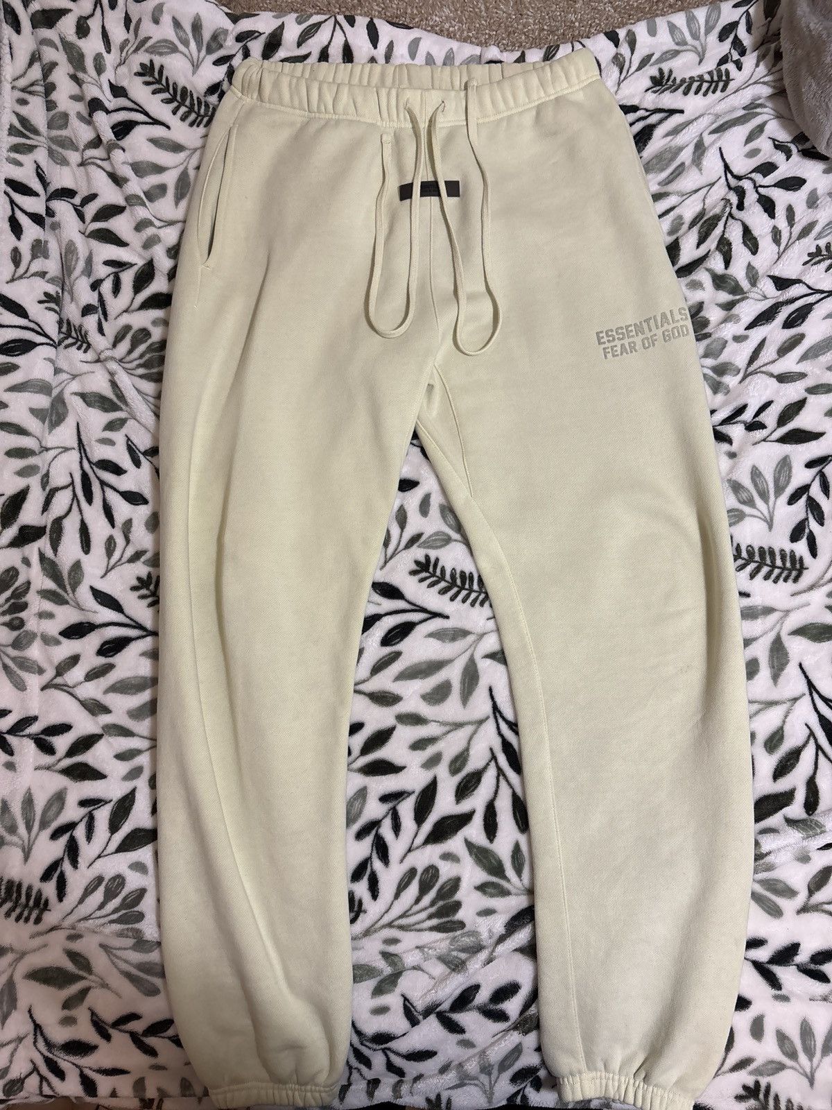 Essentials Fear of God Essentials Sweatpants Cream Size US 34 / EU 50 - 1 Thumbnail