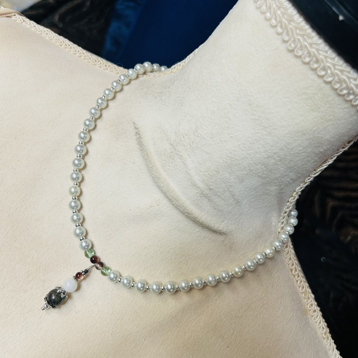 Handcrafted elegant serpentine milky quartz necklace