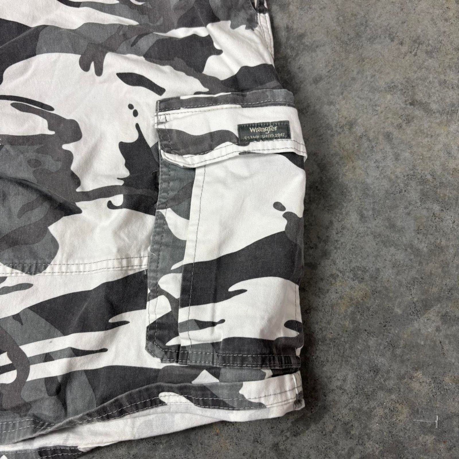 Vintage × Wrangler Y2K Baggy Camo Cargo Shorts Size US 44 / EU 60 - 2 Thumbnail