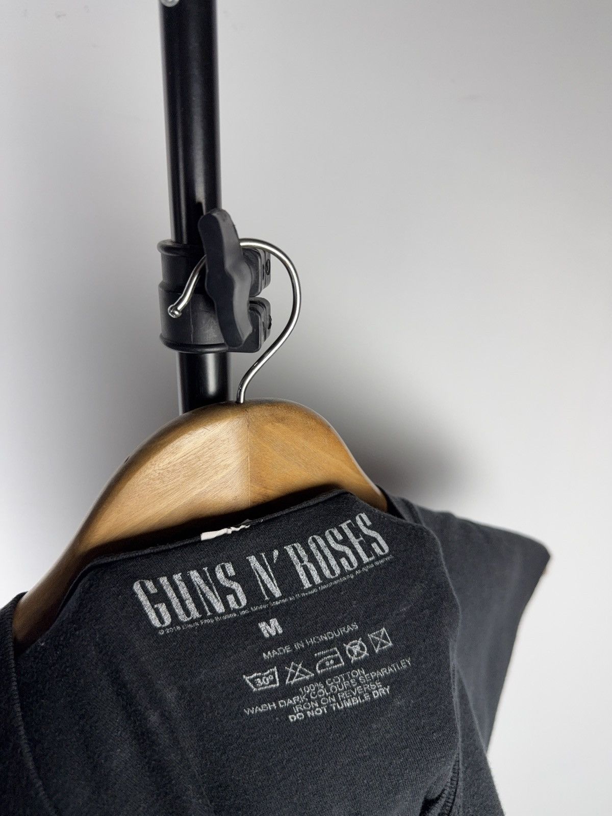Guns N' Roses 2018 Guns N’ Roses Civil War Cut Off Sleeveless Tee M/L Size US L / EU 52-54 / 3 - 7 Thumbnail