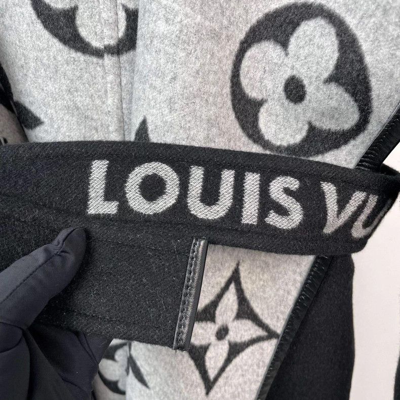 Louis Vuitton Louis Vuitton Cashmere Logo-covered bathrobe coat Size XXS / US 00 / IT 34 - 6 Thumbnail